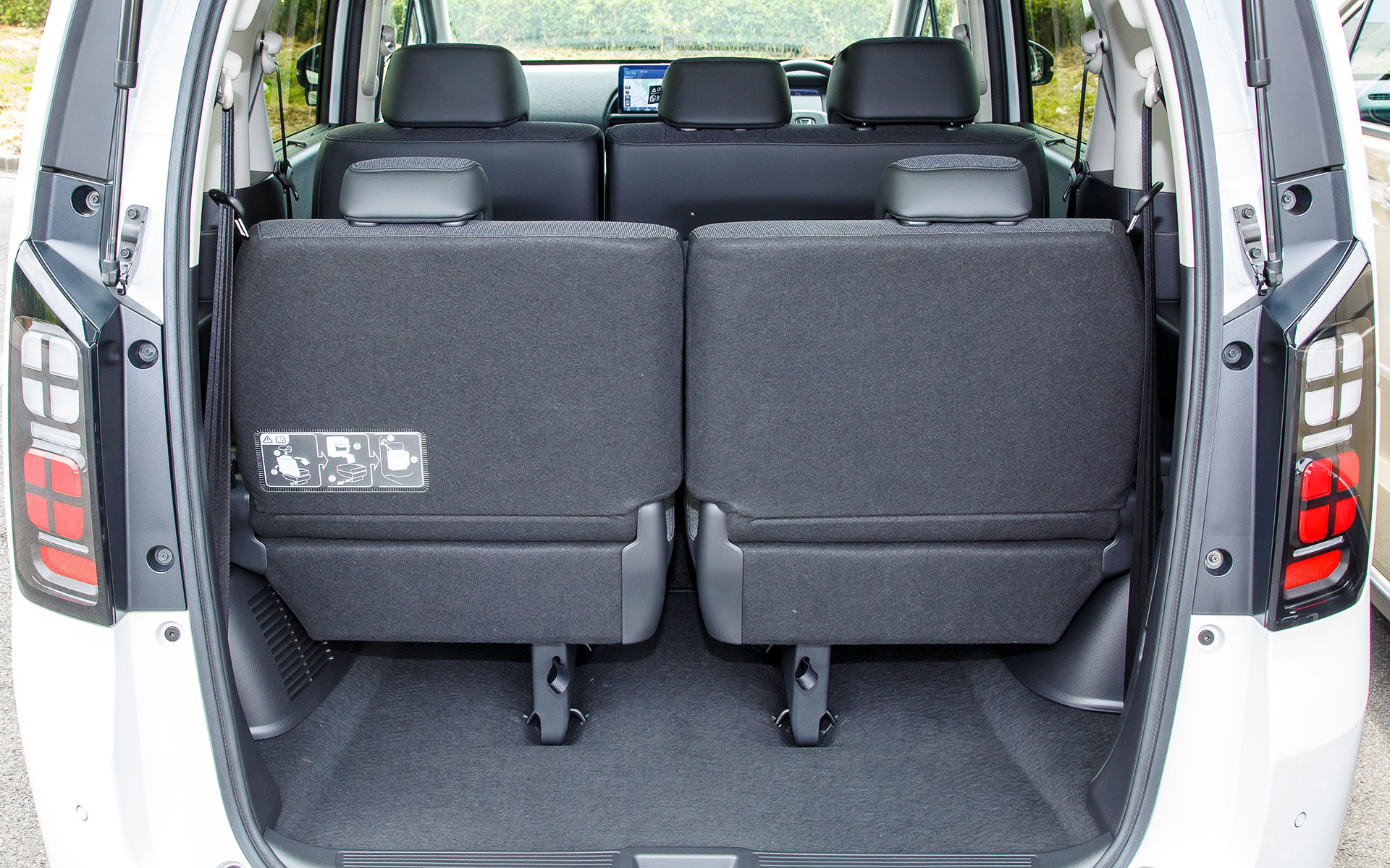 7名乗車仕様のエアーのインテリア。インパネまわりはシンプルな構成と操作性を追求しながら、運転視界のノイズ要素を排除。必要な機能部品を質感よく仕上げることで、すっきりとした視界と優れた操作性を両立した。また、1列目シートの背面形状を工夫することで2列目の膝まわりの空間を旧型比で約30mm拡大したほか、3列目の肩まわりの空間も約65mm広がっている