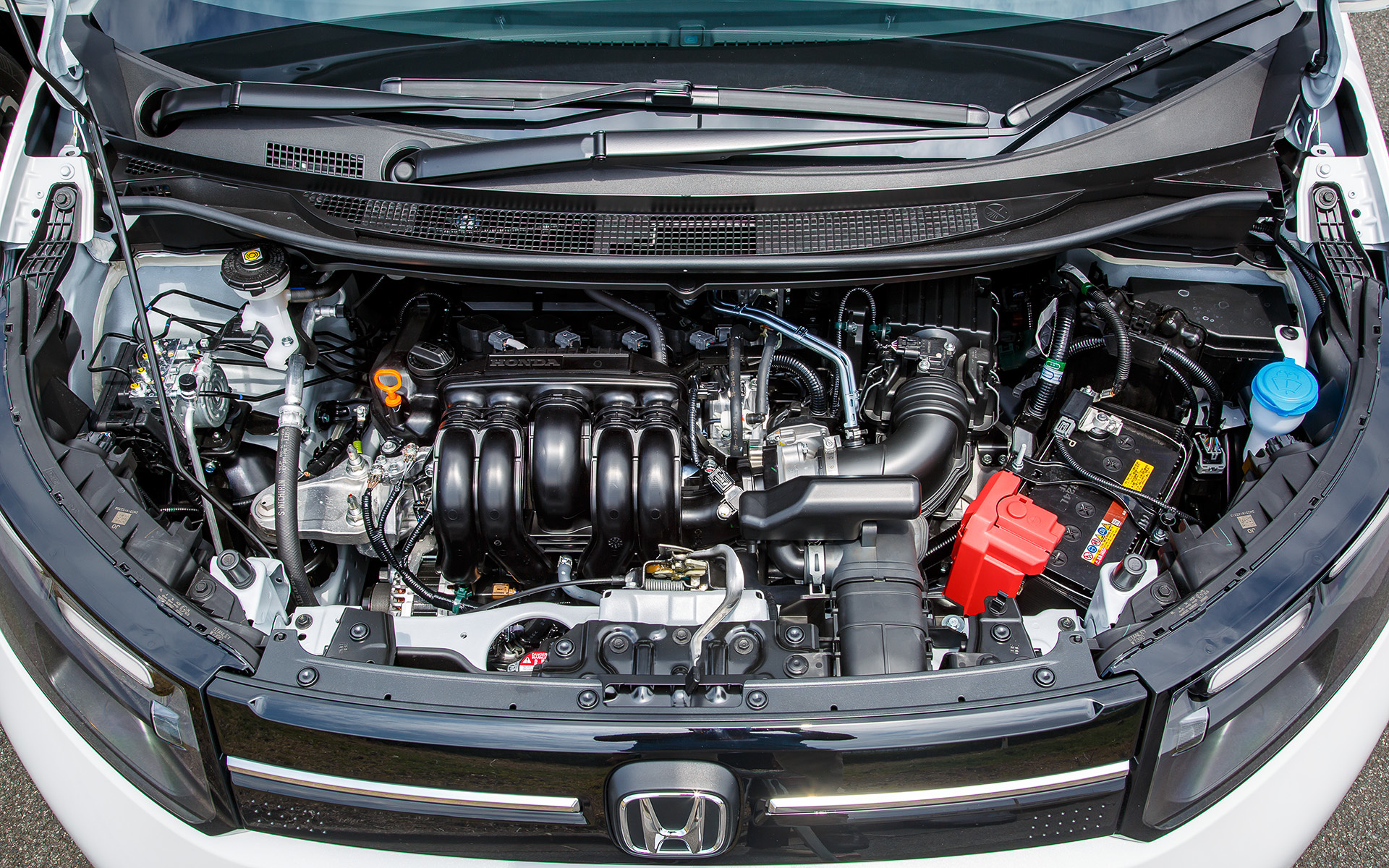 ガソリンエンジンはフリードに合わせたコントローラブルで静粛性に優れた1.5リッターのポート噴射エンジンを搭載。最高出力は87kW/6600rpm、最大トルクは142Nm/4300rpm（数値は諸元暫定値）とし、CVTを組み合わせる