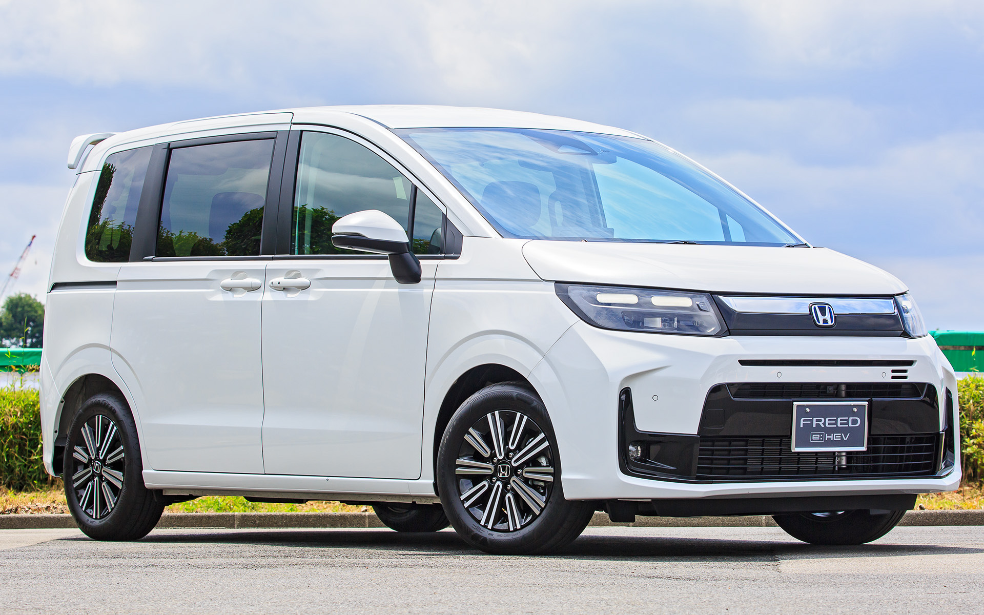 こちらは新型フリード（エアー）用純正アクセサリー装着車。ベルリナブラックとクロームメッキを組み合わせたフロントグリル、LEDフォグライト付きのエアロバンパー、テールゲートスポイラー、切削クリアとブラック塗装の15インチアルミホイールを装着し、個性を高めている