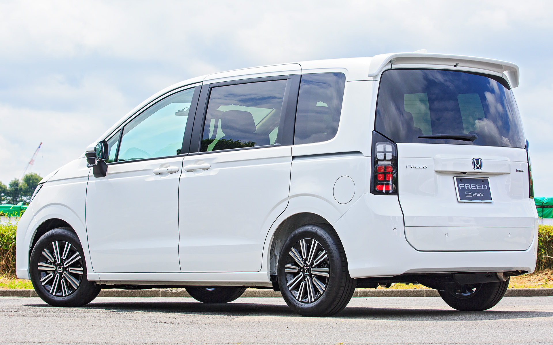 こちらは新型フリード（エアー）用純正アクセサリー装着車。ベルリナブラックとクロームメッキを組み合わせたフロントグリル、LEDフォグライト付きのエアロバンパー、テールゲートスポイラー、切削クリアとブラック塗装の15インチアルミホイールを装着し、個性を高めている