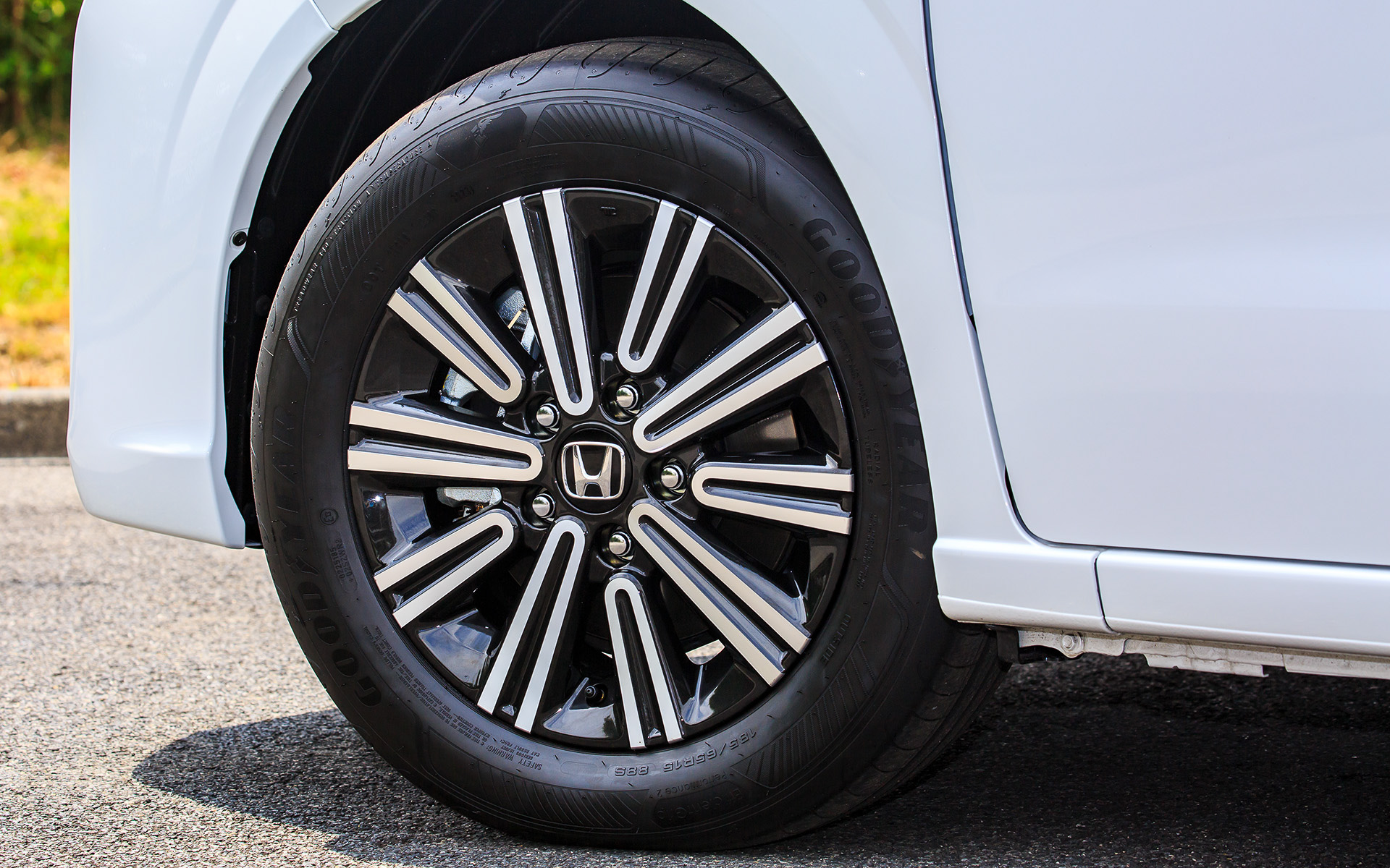 こちらは新型フリード（エアー）用純正アクセサリー装着車。ベルリナブラックとクロームメッキを組み合わせたフロントグリル、LEDフォグライト付きのエアロバンパー、テールゲートスポイラー、切削クリアとブラック塗装の15インチアルミホイールを装着し、個性を高めている