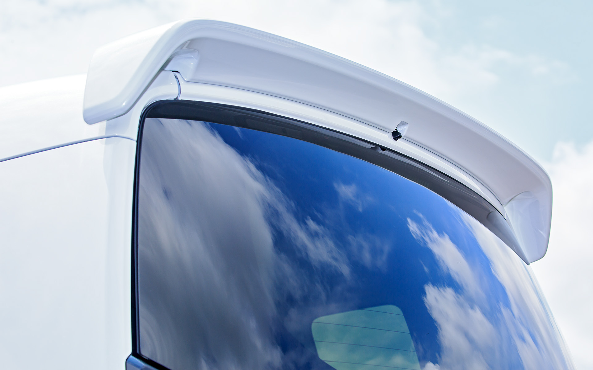 こちらは新型フリード（エアー）用純正アクセサリー装着車。ベルリナブラックとクロームメッキを組み合わせたフロントグリル、LEDフォグライト付きのエアロバンパー、テールゲートスポイラー、切削クリアとブラック塗装の15インチアルミホイールを装着し、個性を高めている