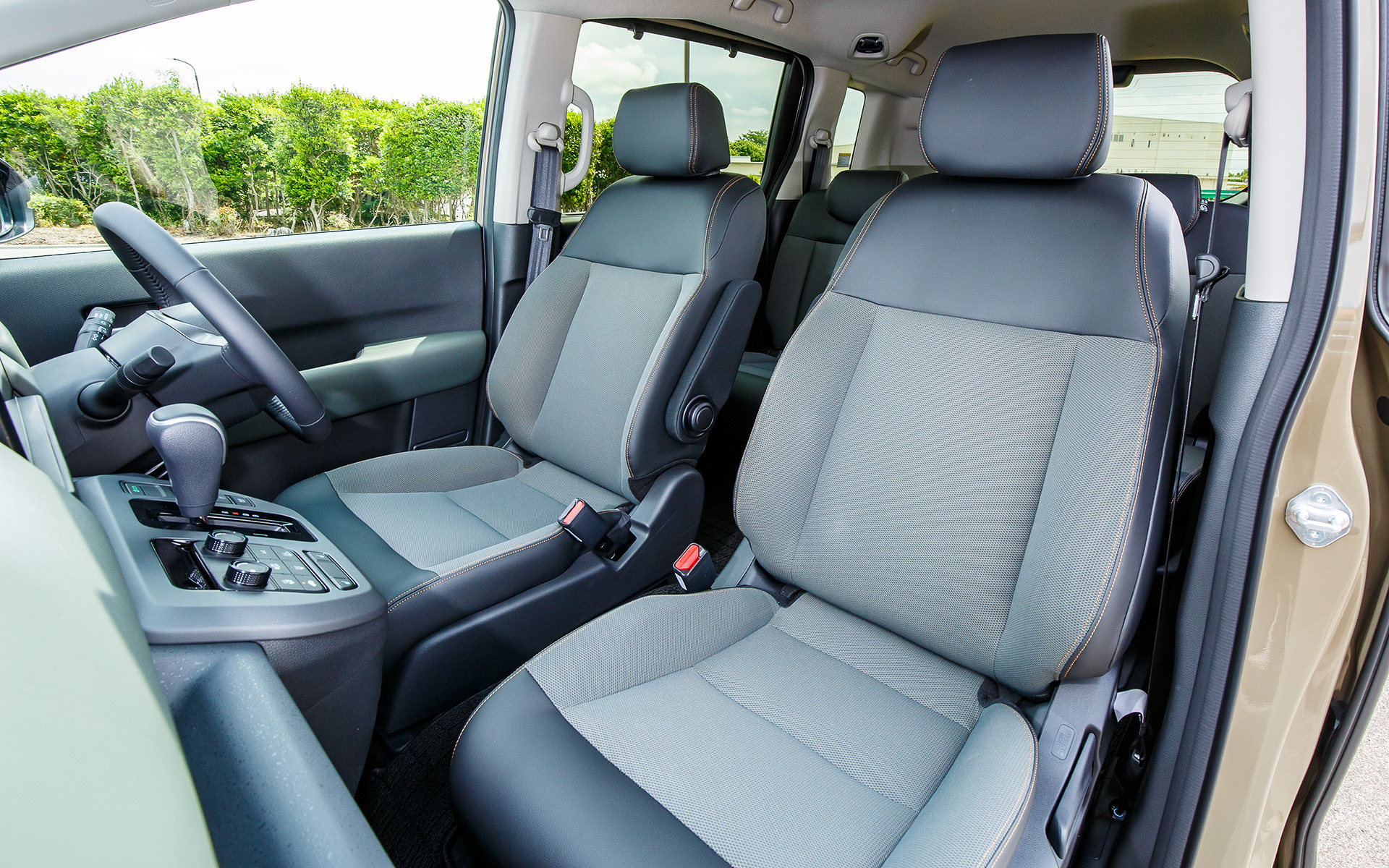 こちらは5名乗車仕様のクロスターのインテリア。2列シート仕様はクロスターのみの設定となっている。ラゲッジスペースはユーティリティボードで2段に分割できることに加え、磁石がくっつくステンレス素材を採用。ギア感の演出とともにマグネットトレーやフックを取り付けて有効活用できる「ユーティリティサイドパネル」など、アウトドアレジャーで活用できるアイテムを採用している