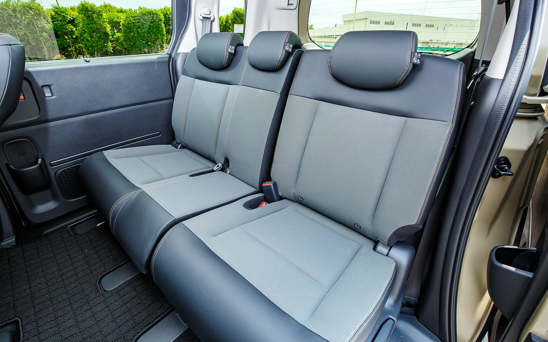 こちらは5名乗車仕様のクロスターのインテリア。2列シート仕様はクロスターのみの設定となっている。ラゲッジスペースはユーティリティボードで2段に分割できることに加え、磁石がくっつくステンレス素材を採用。ギア感の演出とともにマグネットトレーやフックを取り付けて有効活用できる「ユーティリティサイドパネル」など、アウトドアレジャーで活用できるアイテムを採用している