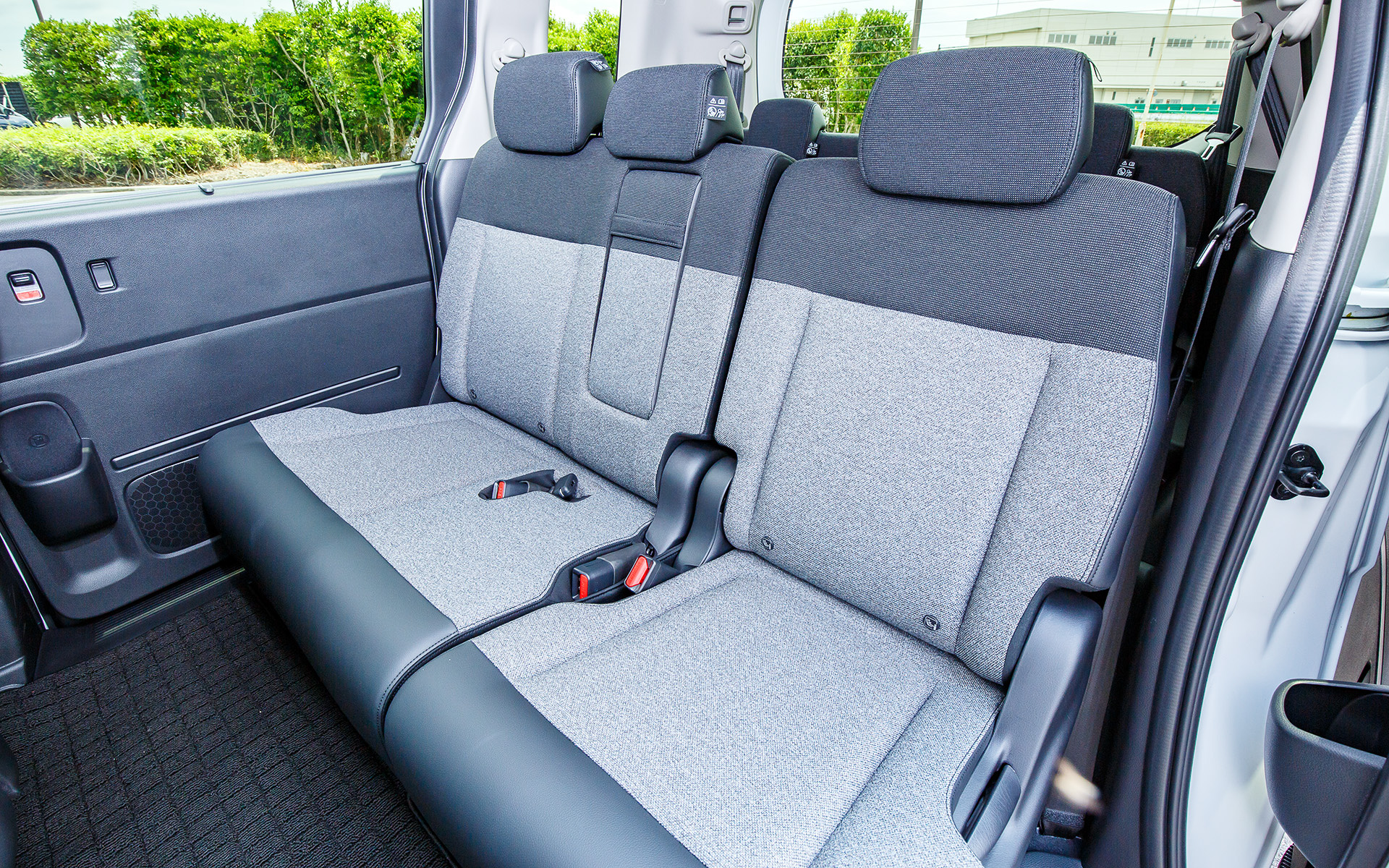 7名乗車仕様のエアーのインテリア。インパネまわりはシンプルな構成と操作性を追求しながら、運転視界のノイズ要素を排除。必要な機能部品を質感よく仕上げることで、すっきりとした視界と優れた操作性を両立した。また、1列目シートの背面形状を工夫することで2列目の膝まわりの空間を旧型比で約30mm拡大したほか、3列目の肩まわりの空間も約65mm広がっている