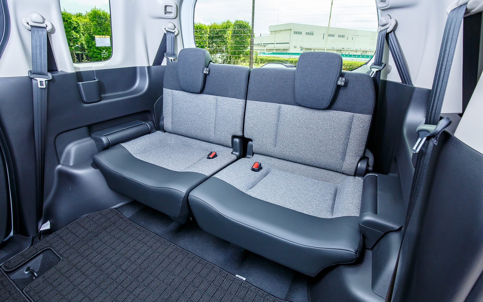 7名乗車仕様のエアーのインテリア。インパネまわりはシンプルな構成と操作性を追求しながら、運転視界のノイズ要素を排除。必要な機能部品を質感よく仕上げることで、すっきりとした視界と優れた操作性を両立した。また、1列目シートの背面形状を工夫することで2列目の膝まわりの空間を旧型比で約30mm拡大したほか、3列目の肩まわりの空間も約65mm広がっている