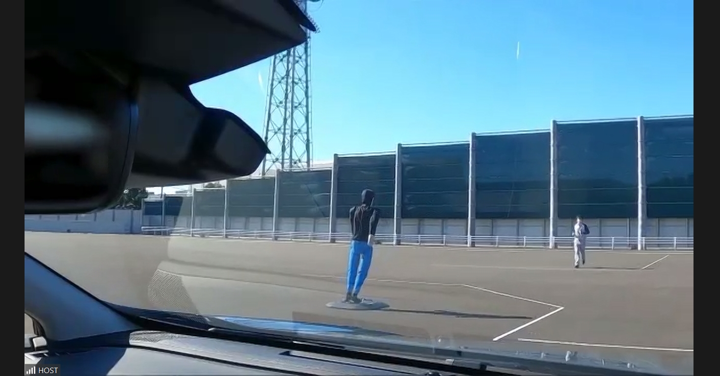 広角単眼カメラによるアイサイトの作動状況を動画でも紹介。こちらは「左折時に手前側からの横断者を検知して自動ブレーキが作動するシーン」