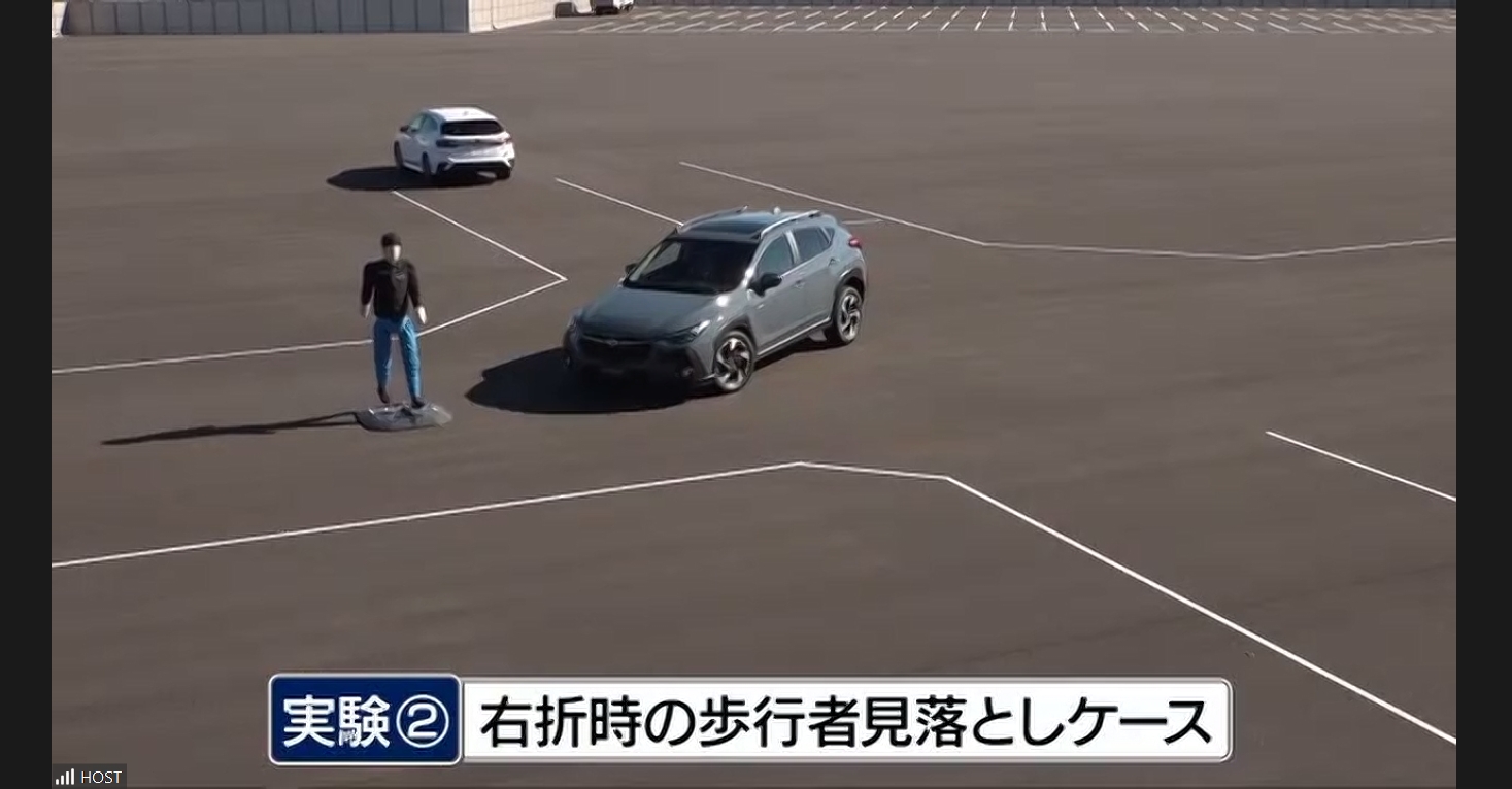 「右折時に手前側からの横断者を検知して自動ブレーキが作動するシーン」