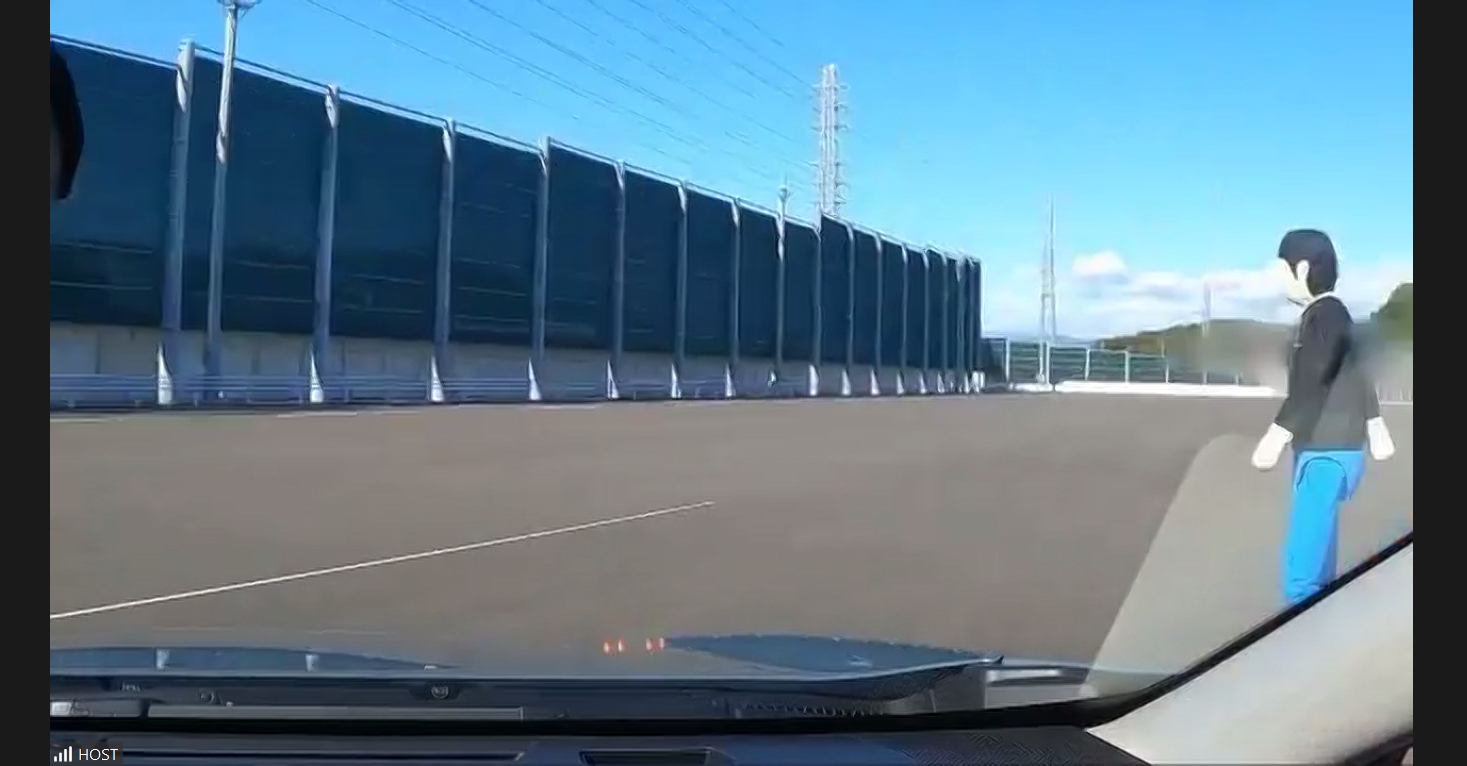 「右折時に手前側からの横断者を検知して自動ブレーキが作動するシーン」