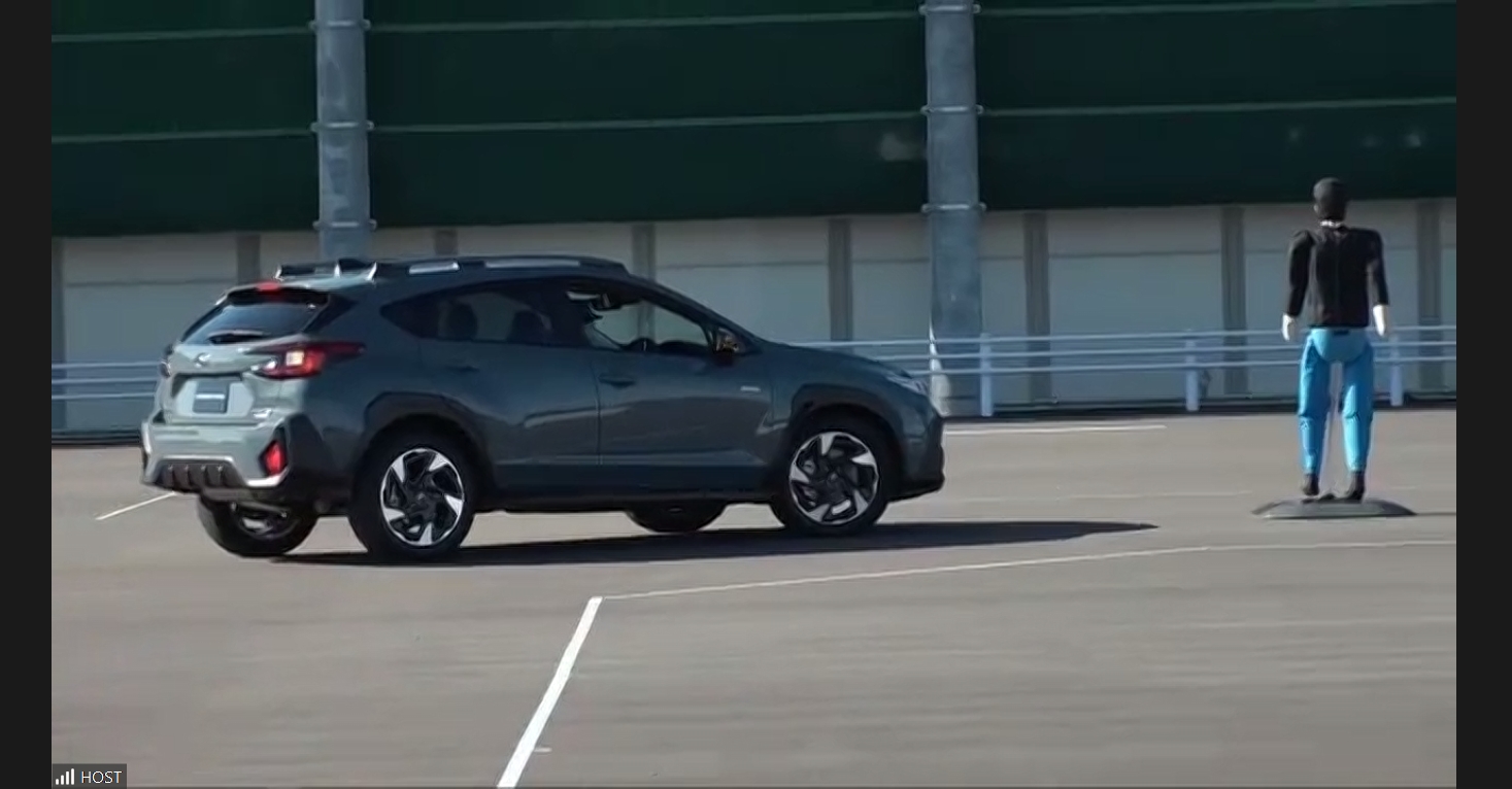 「右折時に手前側からの横断者を検知して自動ブレーキが作動するシーン」