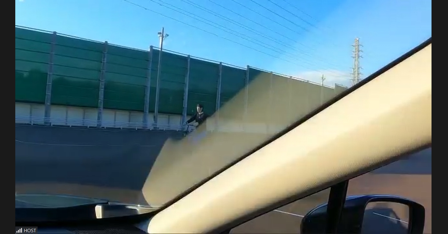 「直進時に駐車車両の側面から走り出してきた自転車を検知して自動ブレーキが作動するシーン」