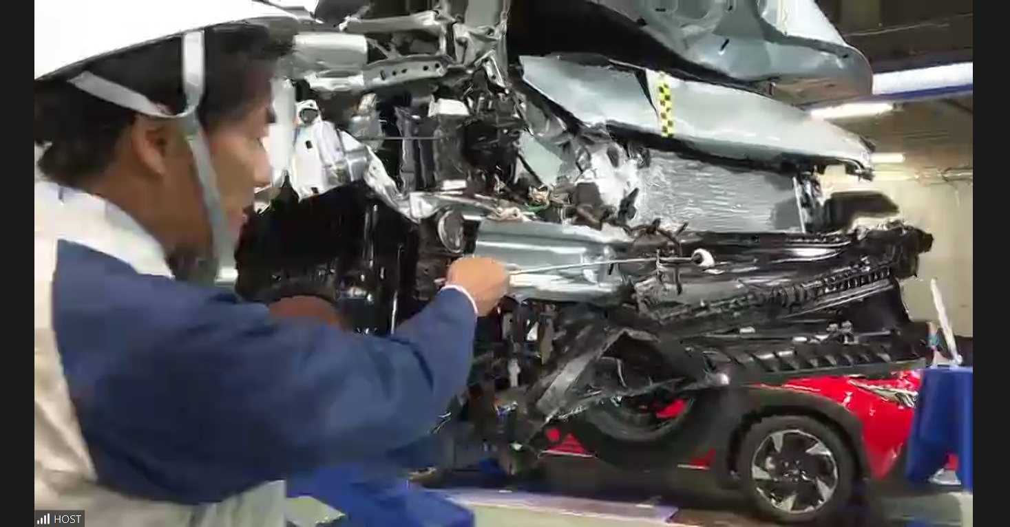 衝突試験後の変形具合などが解説された