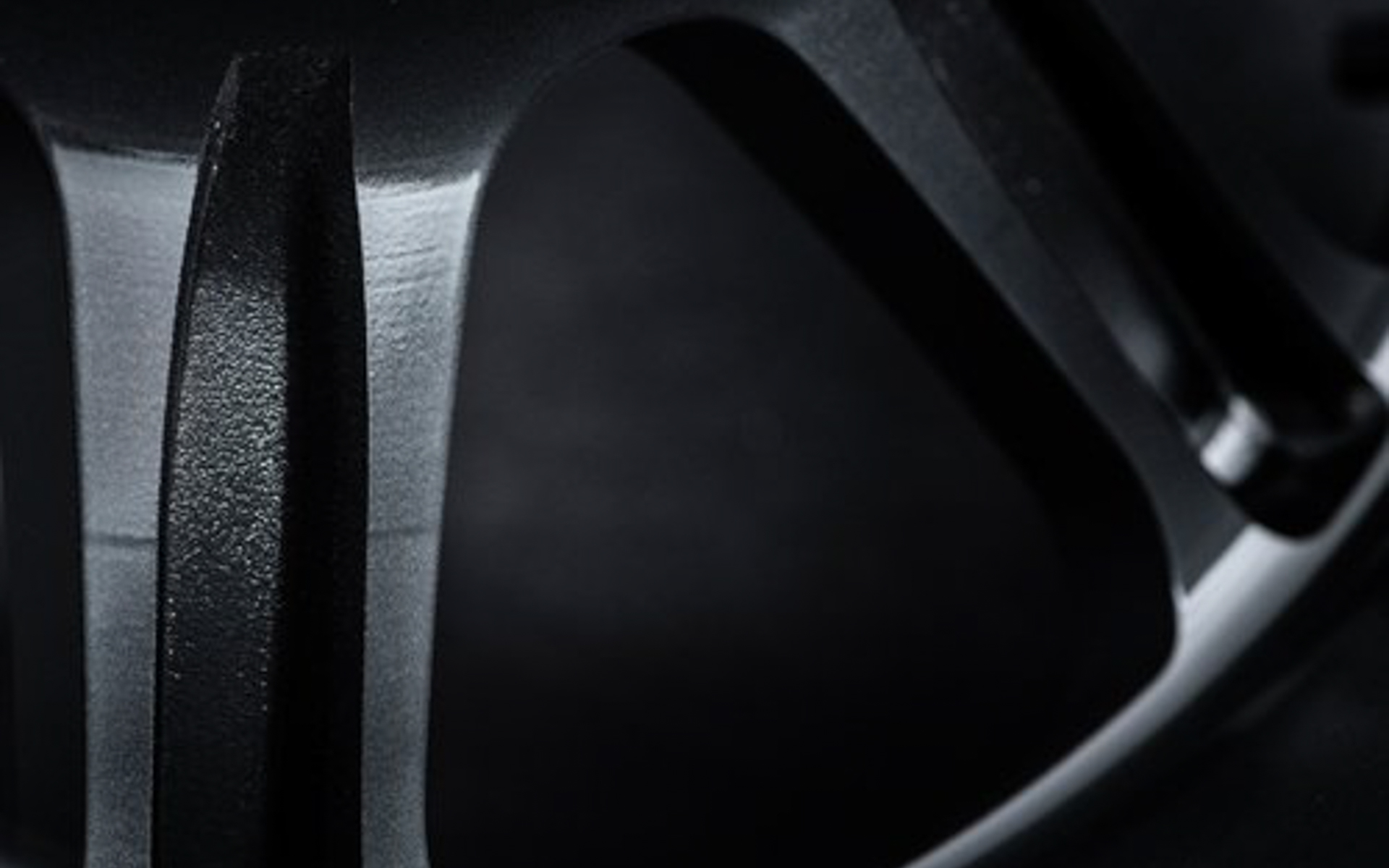 スポーク裏側は肉抜きを施している