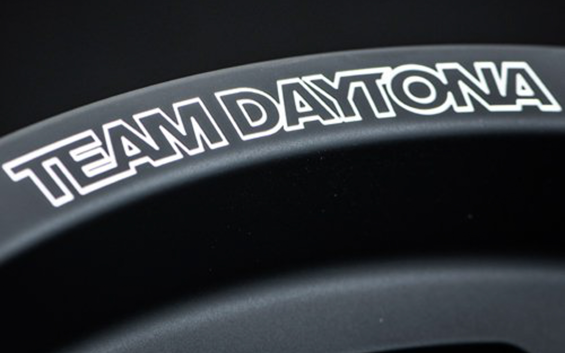 レイズの特許技術「A.M.T.」を使いリム部に「TEAM DAYTONA」のロゴを入れている