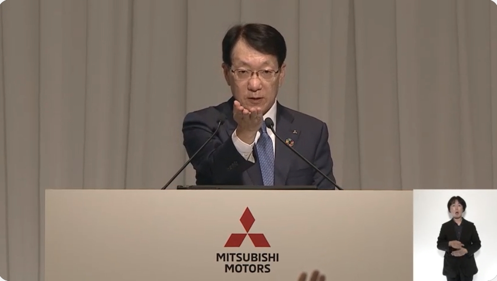 挙手する株主のなかから質問者を指名する加藤社長