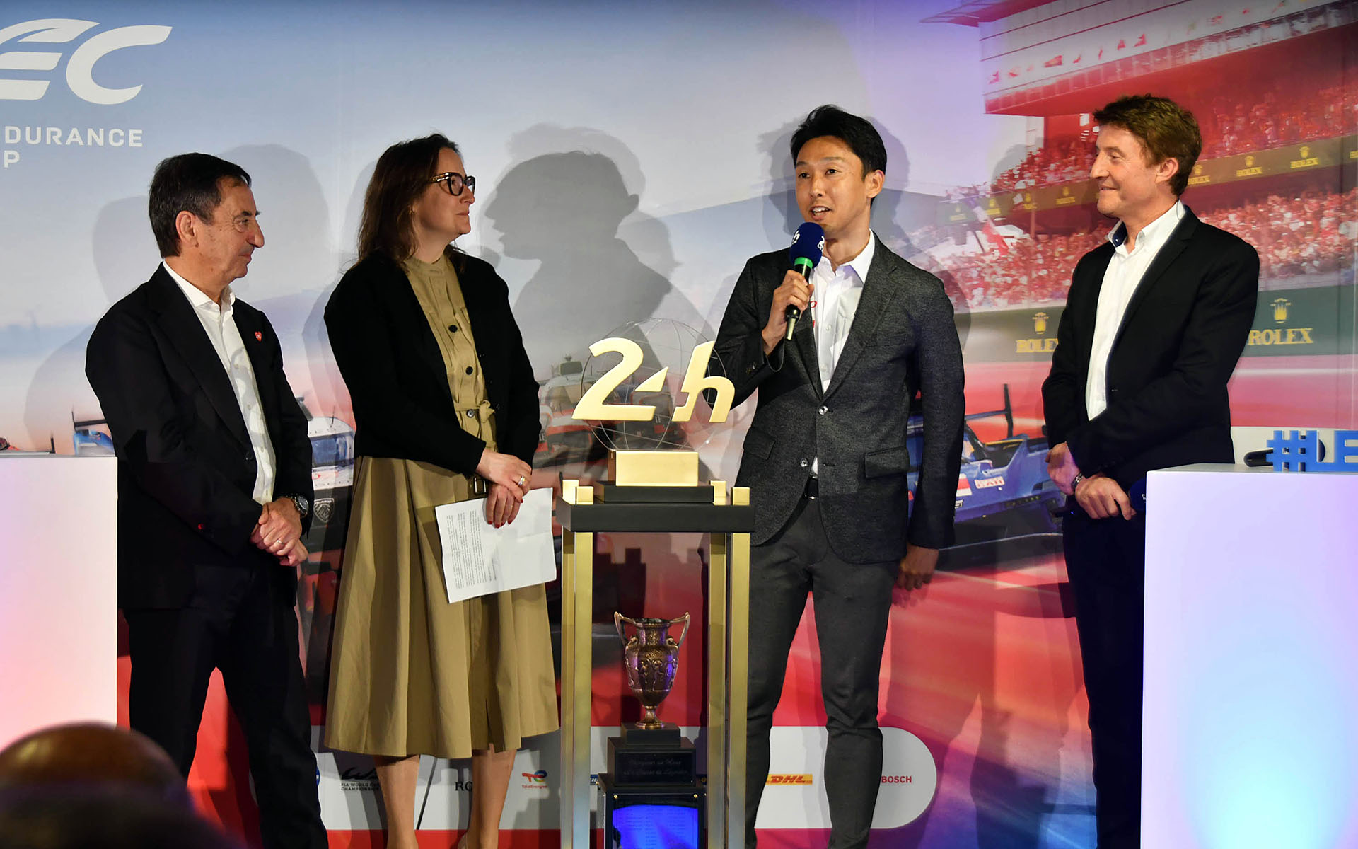 スピリット・オブ・ル・マン賞の発表では中嶋一貴氏（右から2番目）からデボラ・メイヤー氏（左から2番目）にトロフィーが授与された