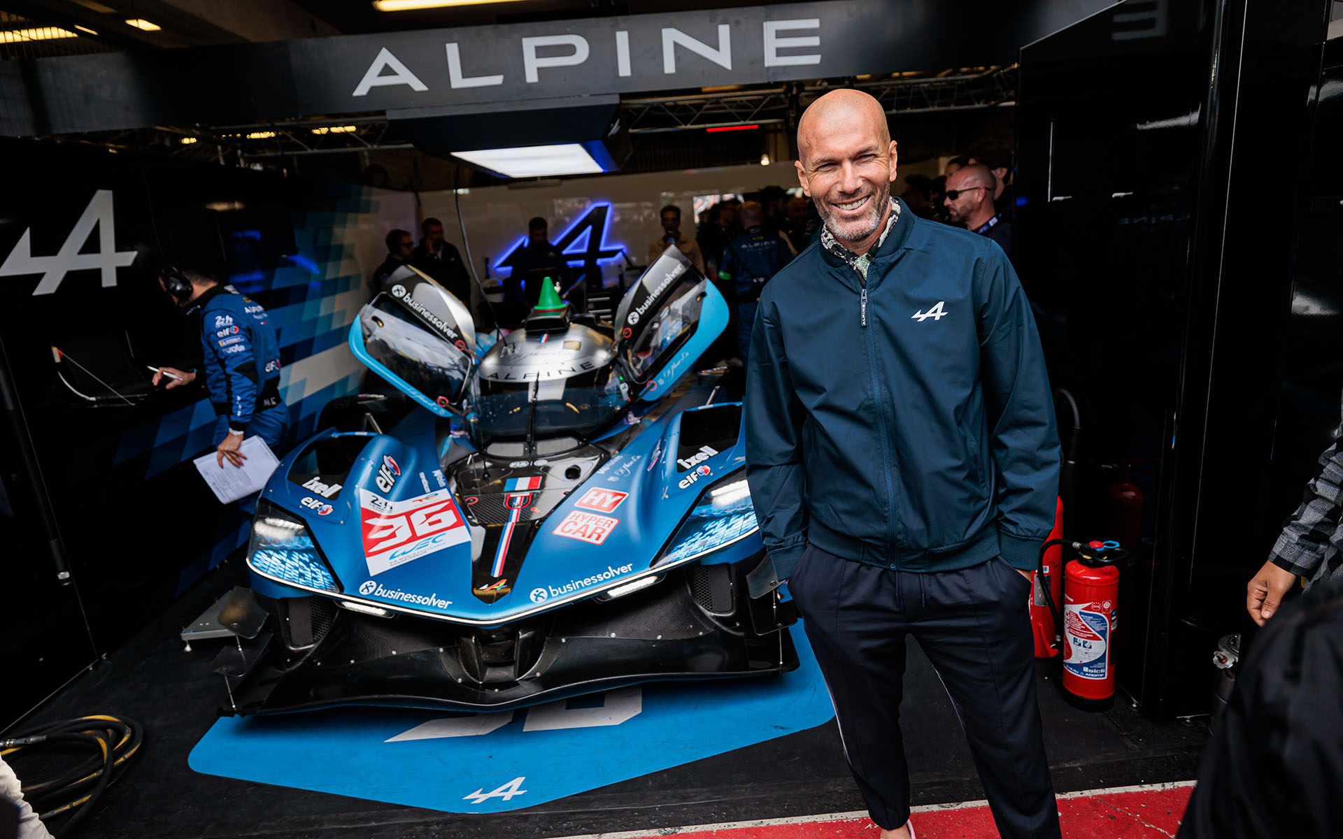 2024年のル・マン24時間ではスターターを元サッカー選手＆監督のジネディーヌ・ジダン氏が務め、アルピーヌの水素プロトタイプ「アルペングロー」の助手席でコースを1周した