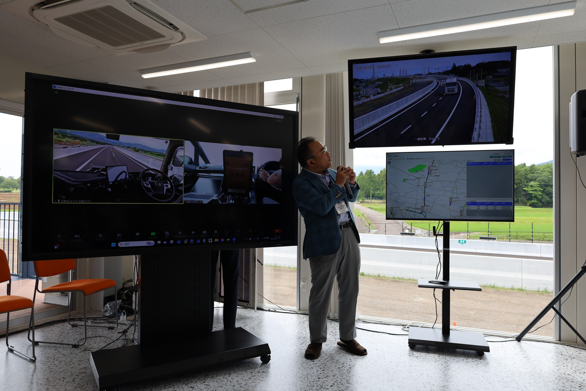 自動運転で走行するトラックが先行車両の情報を受信して、車線変更や減速して故障車を自動で回避する