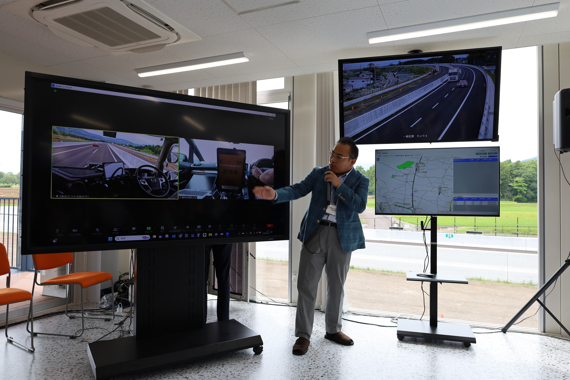 自動運転で走行するトラックが先行車両の情報を受信して、車線変更や減速して故障車を自動で回避する