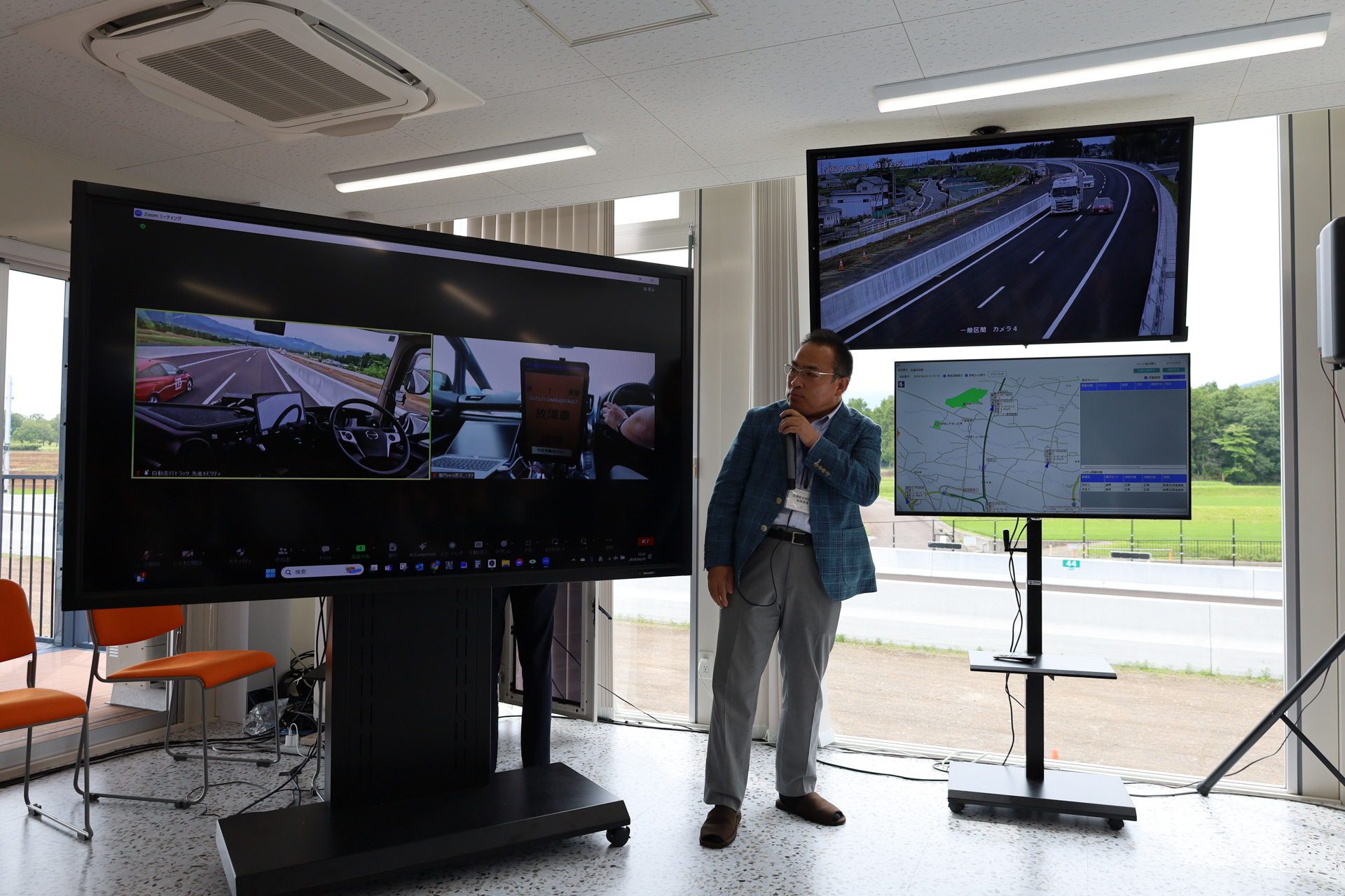 自動運転で走行するトラックが先行車両の情報を受信して、車線変更や減速して故障車を自動で回避する