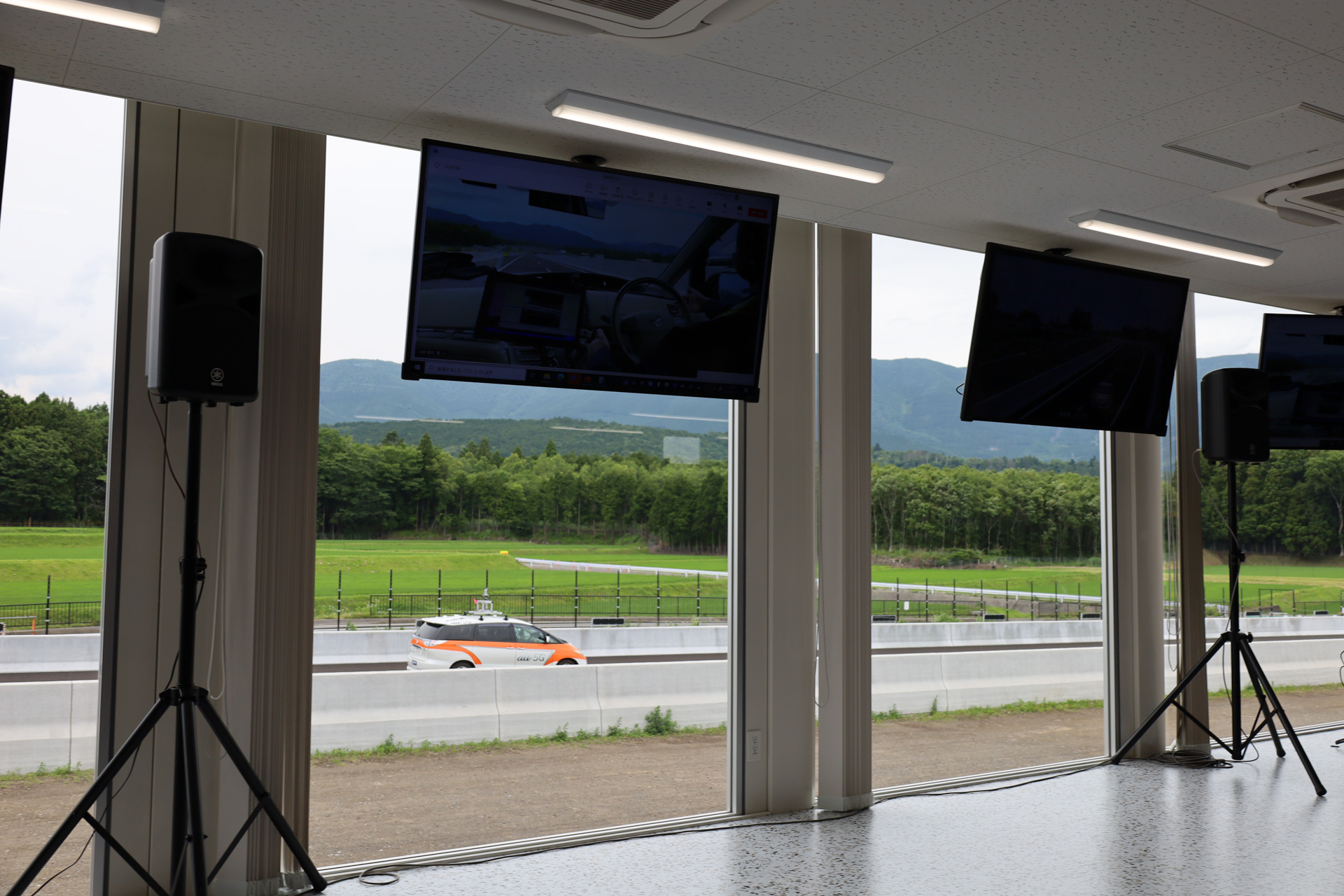 自動運転での走行ができなくなった車両を遠隔操作で移動させる実験