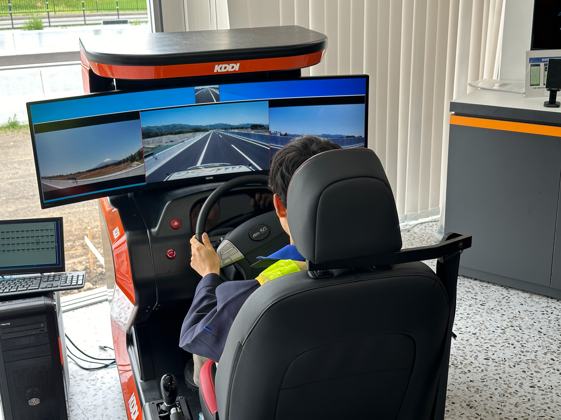 自動運転での走行ができなくなった車両を遠隔操作で移動させる実験