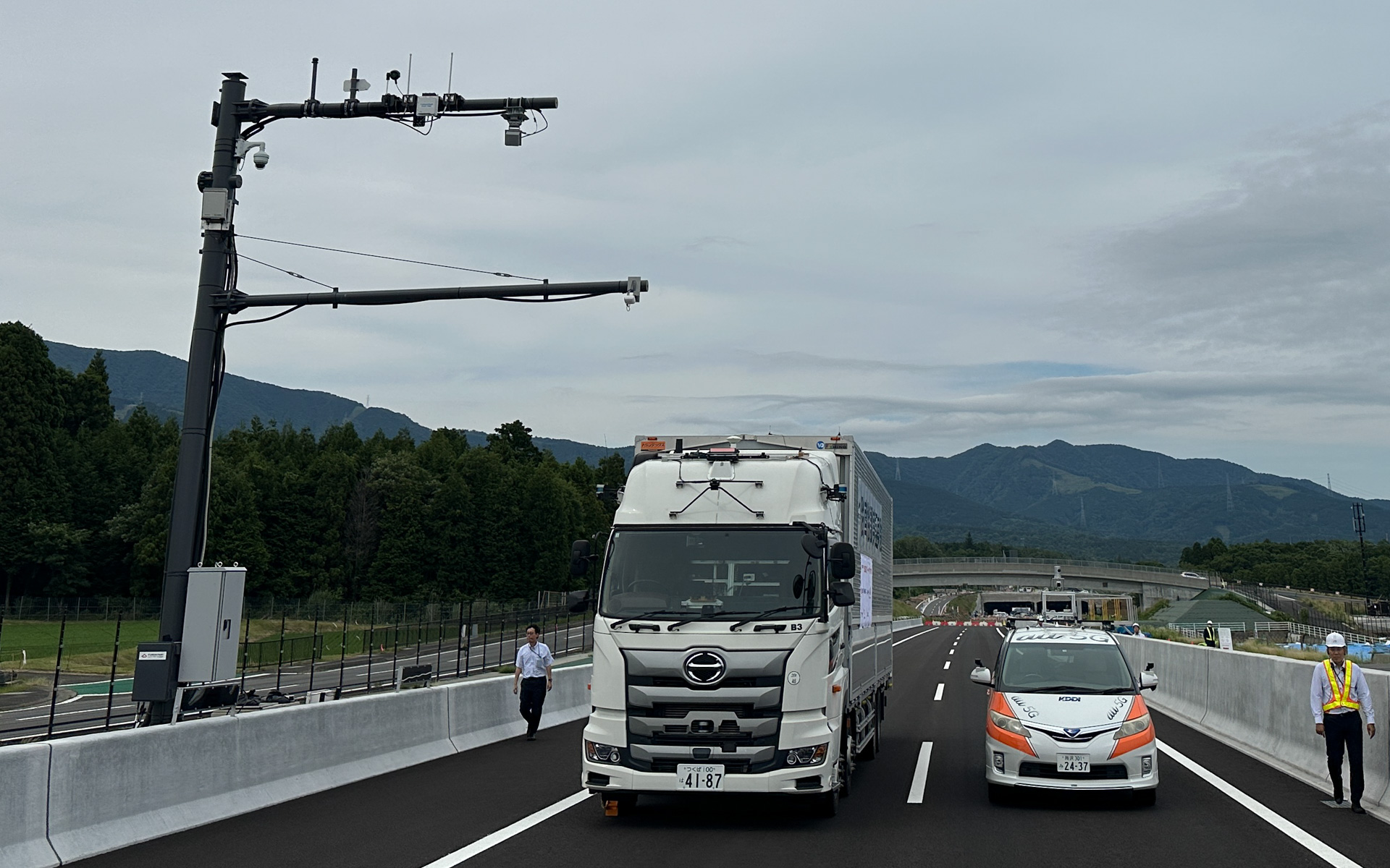 NEXCO中日本がアンテナ用の支柱を設置して、参画企業が実験に必要な機材を設置する