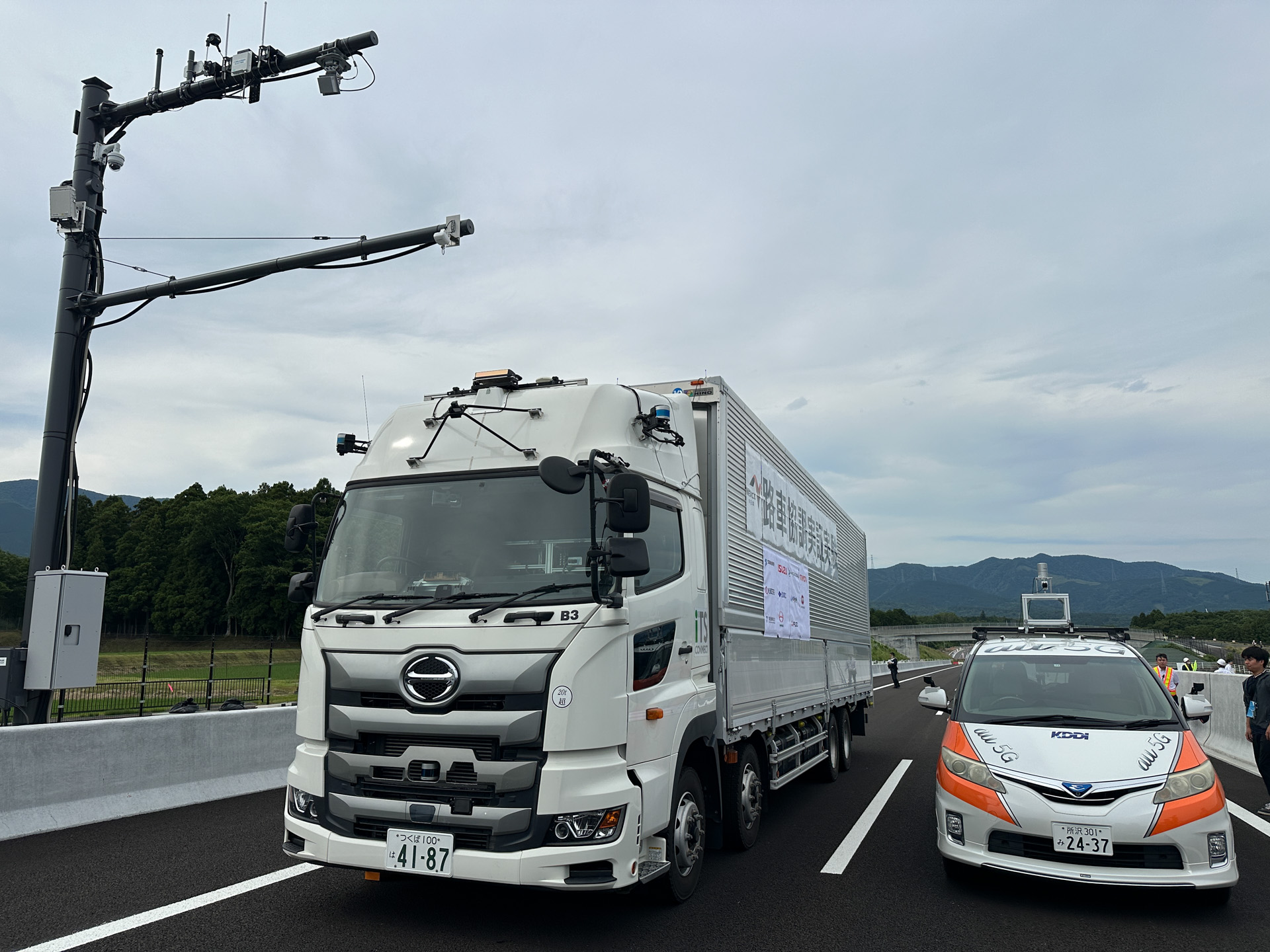 NEXCO中日本がアンテナ用の支柱を設置して、参画企業が実験に必要な機材を設置する