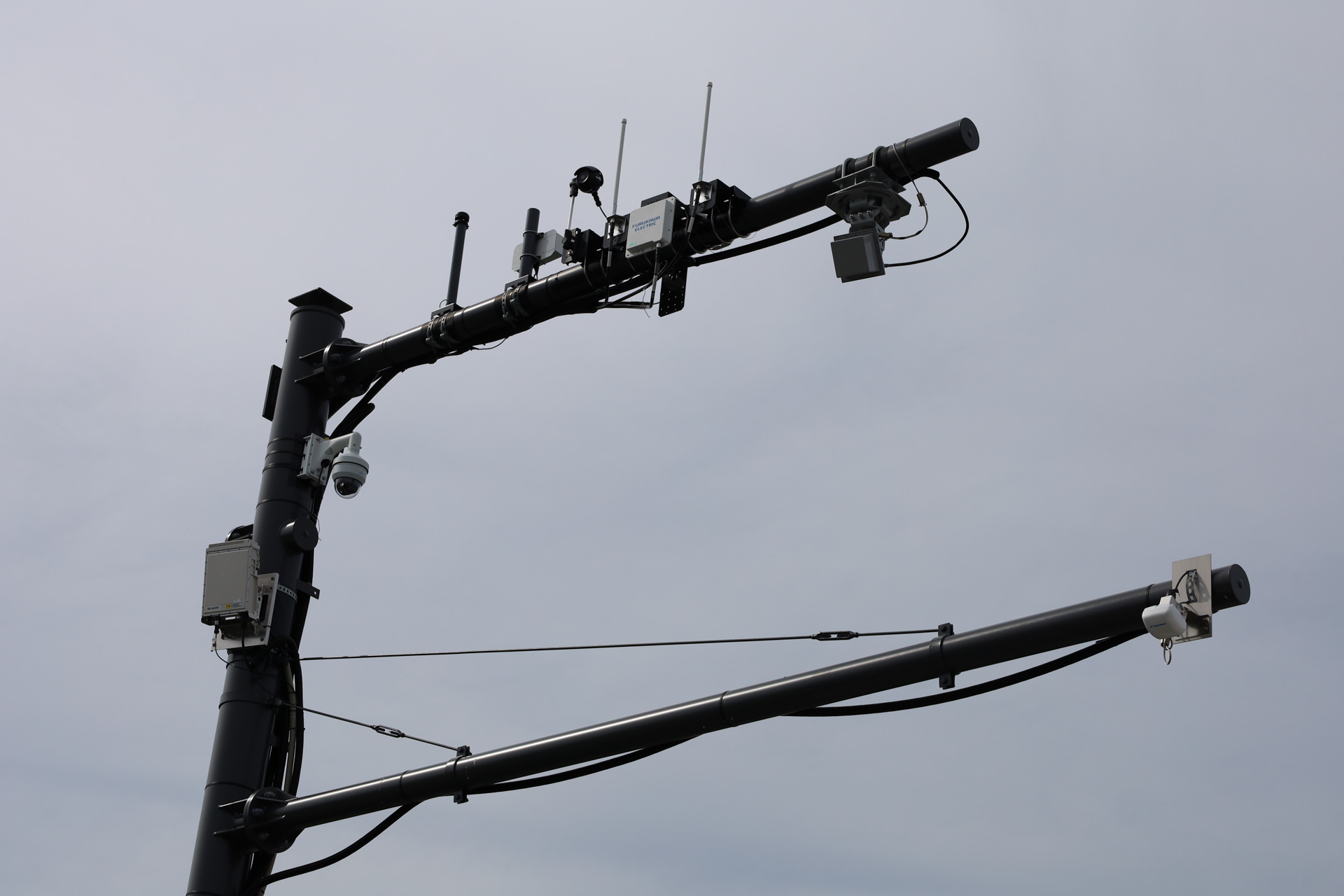 NEXCO中日本がアンテナ用の支柱を設置して、参画企業が実験に必要な機材を設置する