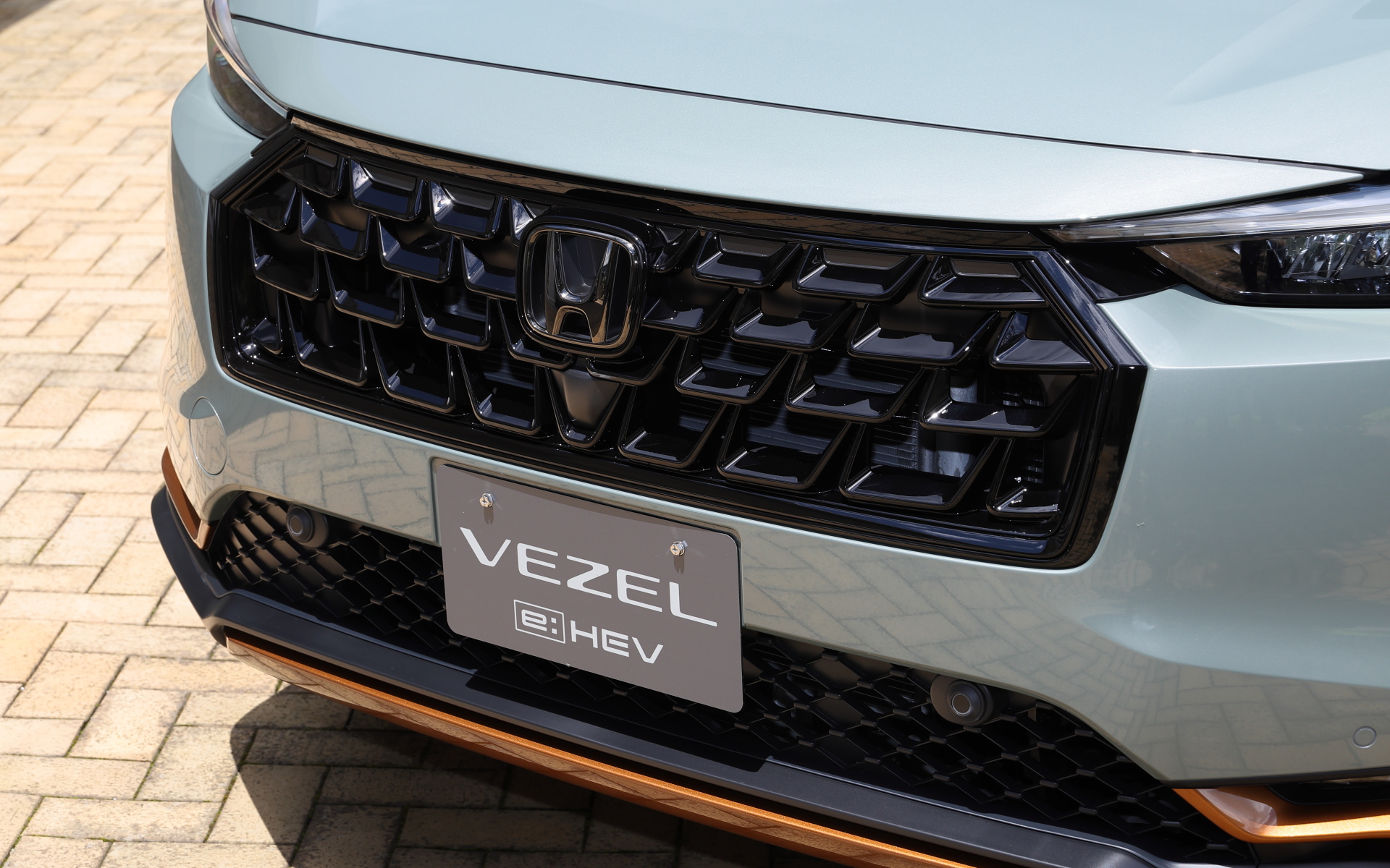 フロントグリル（ベルリナブラック）価格4万1250円。ブラックエンブレム（ブラッククローム）価格1万1550円