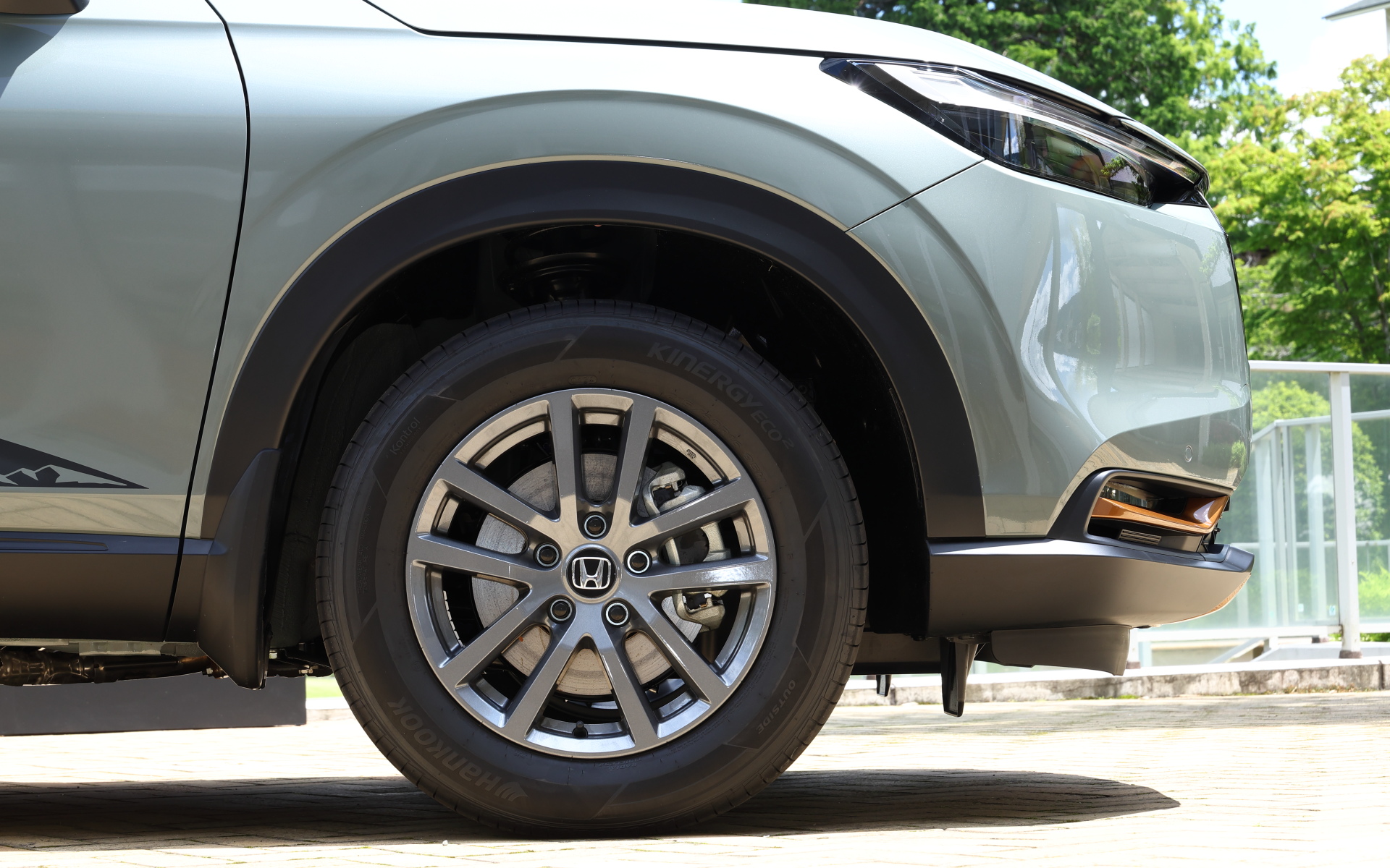 16インチアルミホイール「ME-025」ブラストグレーメタリック塗装。価格1万7600円/本