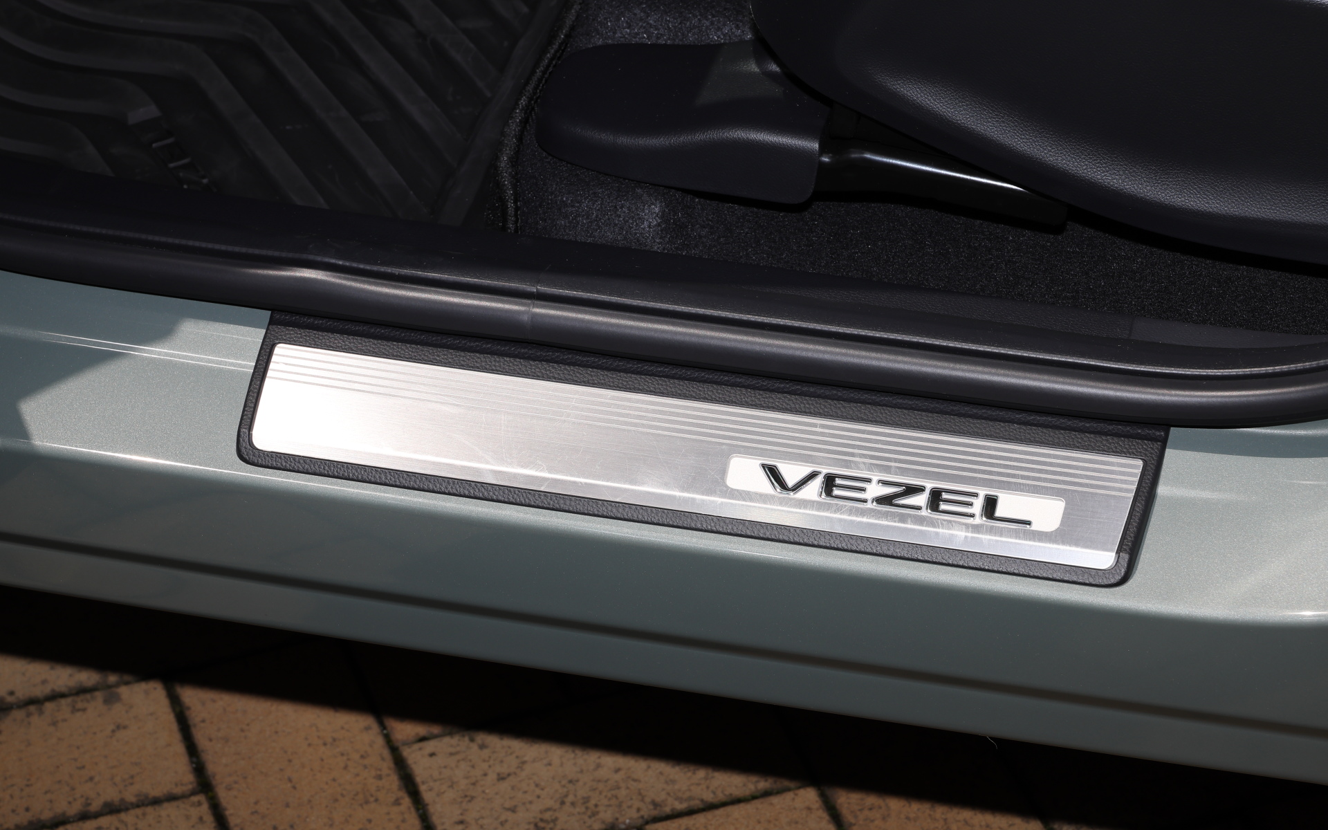 サイドステップガーニッシュ。フロント部LEDイルミネーション（ドア開閉連動／VEZELロゴ）付／ステンレス製／フロント・リア用左右4枚セット。価格2万9700円