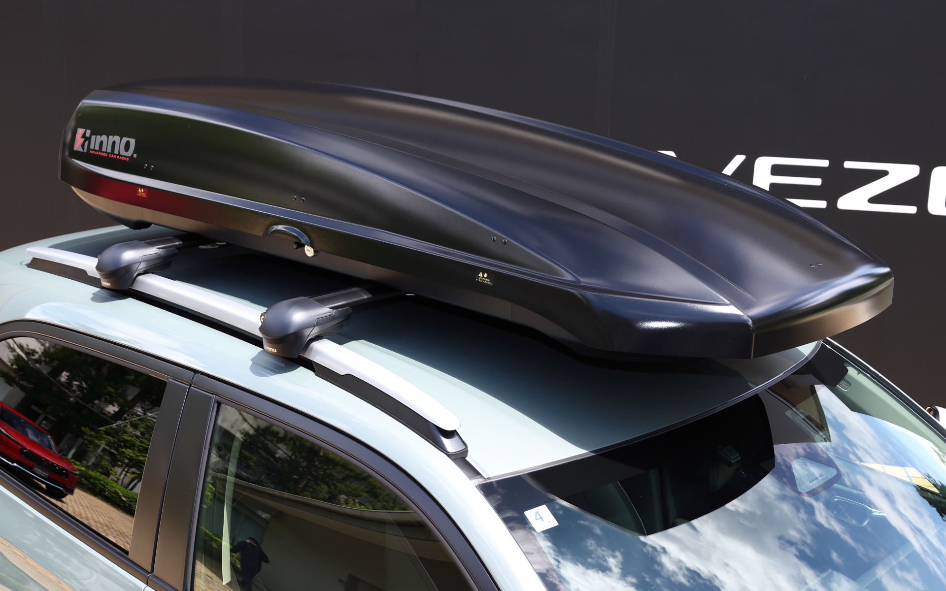 A-Collectシステムキャリア（エアロベースステー ルーフレール用＋エアロベースバー前後＋ルーフレール用ベースシート）価格4万3560円。INNOルーフボックス シャドゥ（マットブラック）価格7万1500円