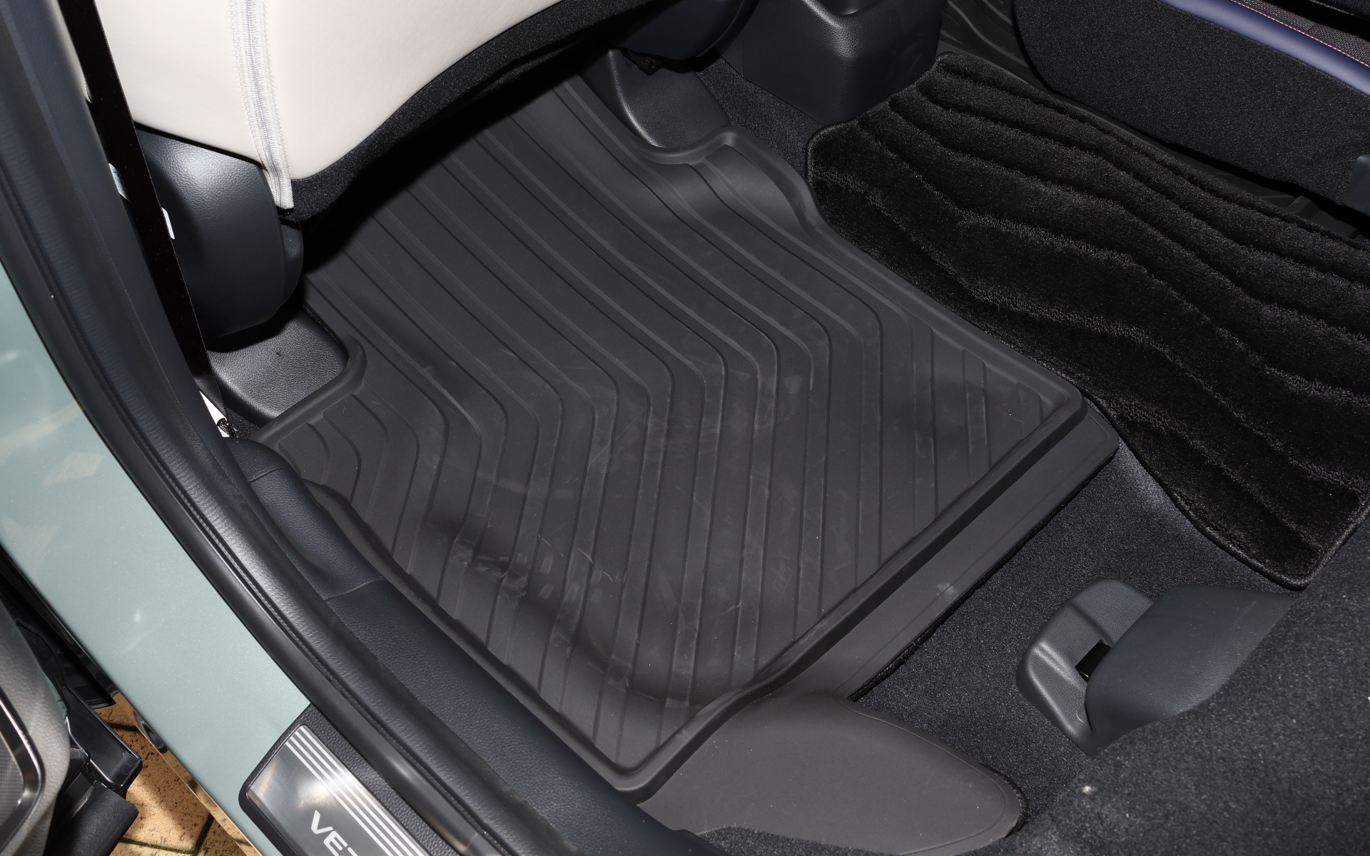 オールシーズンマット（縁高タイプ／樹脂製／ブラック）価格1万1000円