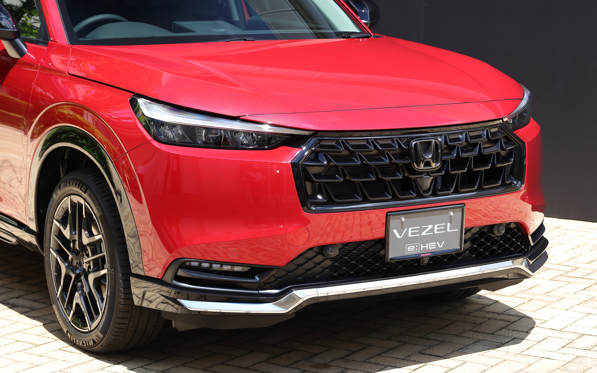 フロントグリル（ベルリナブラック）価格4万1250円。ブラックエンブレム（ブラッククローム）価格1万1550円。フロントロアースカート（ベルリナブラック／クロームメッキガーニッシュ付）価格4万2900円