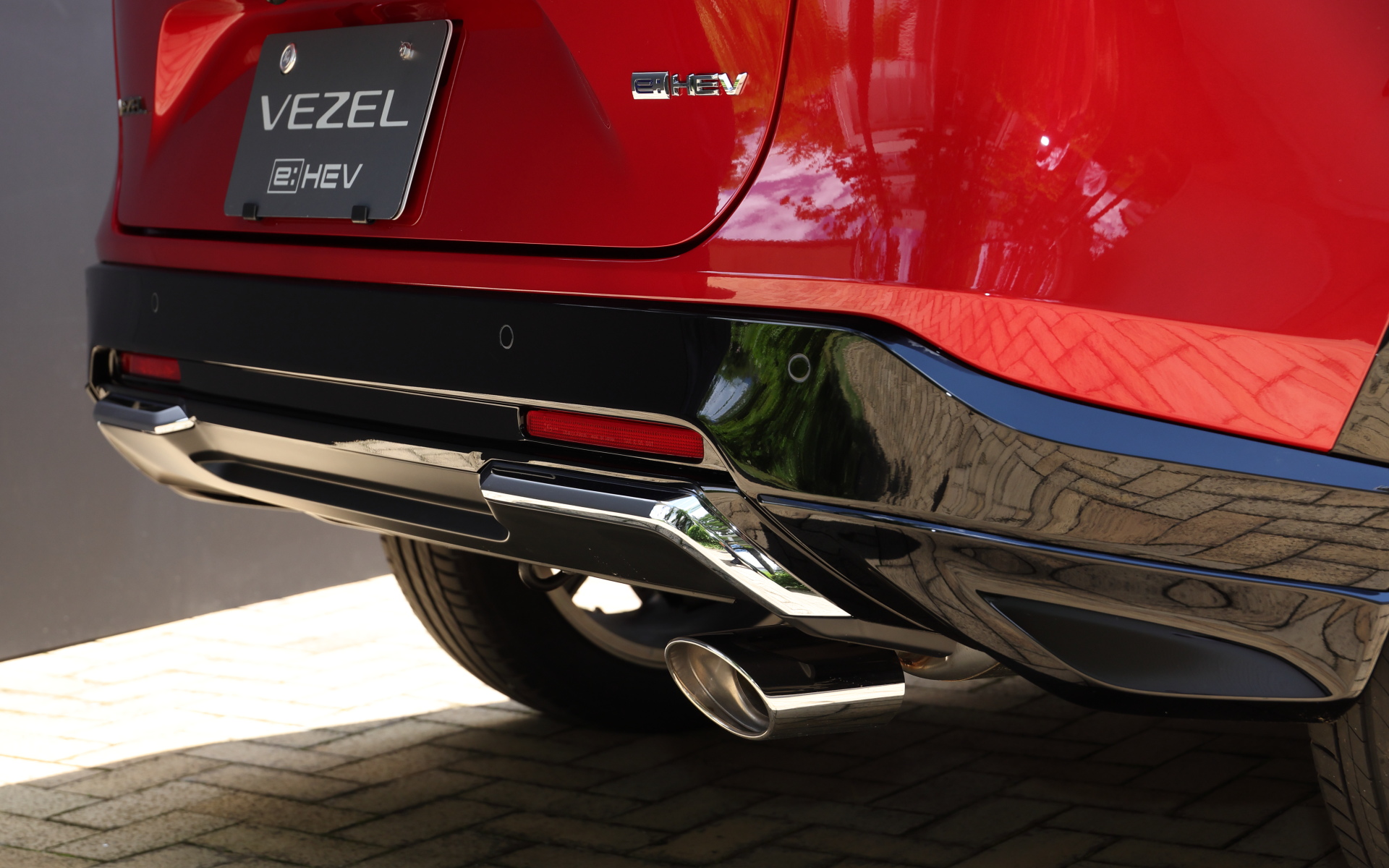 リアロアーガーニッシュ（ベルリナブラック／クロームメッキガーニッシュ付）価格2万4200円。リアロアースカート（ベルリナブラック）セパレート（＝左右分割）タイプ。価格2万4200円