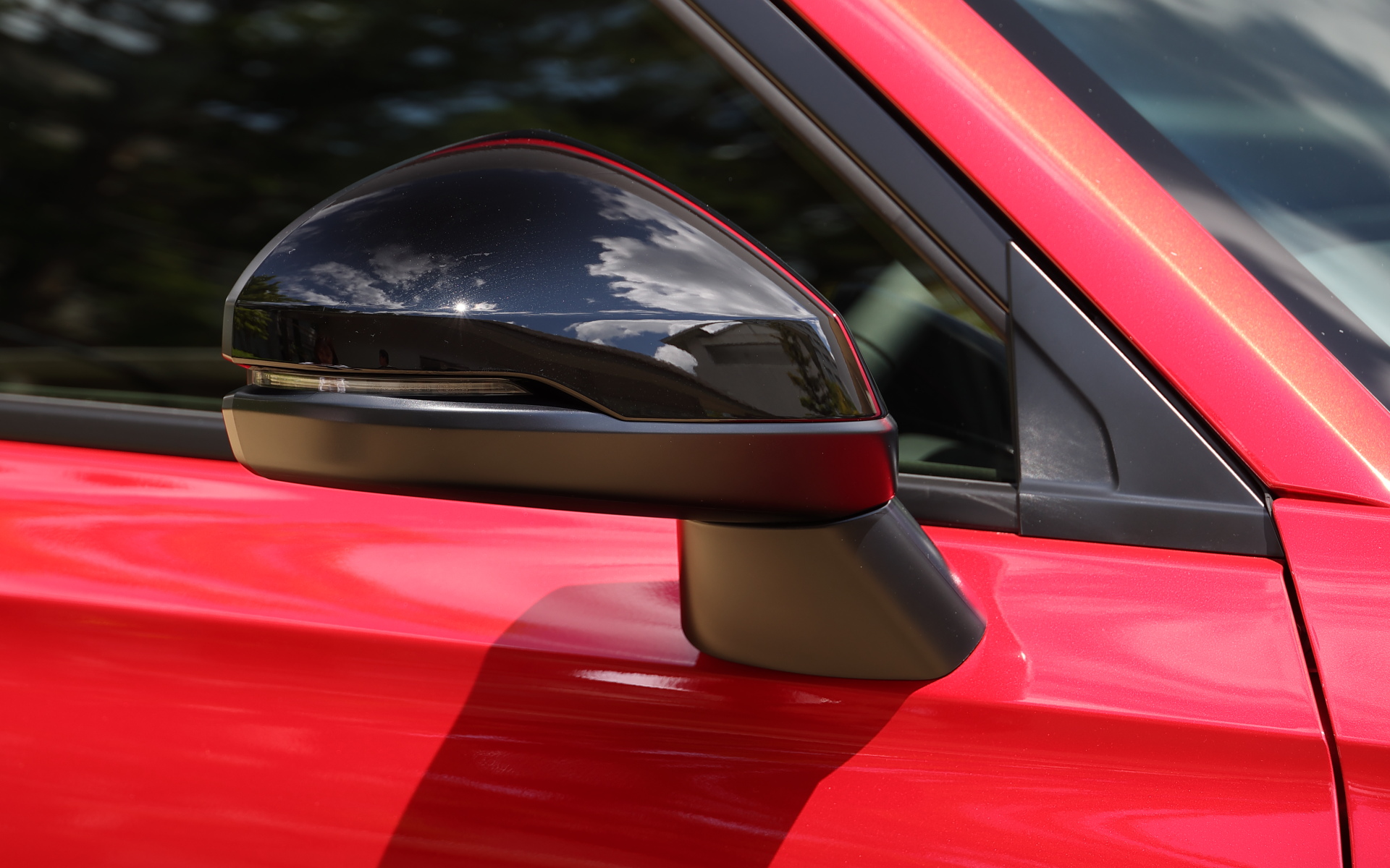 ドアミラーカバー（クリスタルブラック・パール/左右セット）価格9900円。他にグロッシーカッパー・メタリック（価格1万1000円）もあり