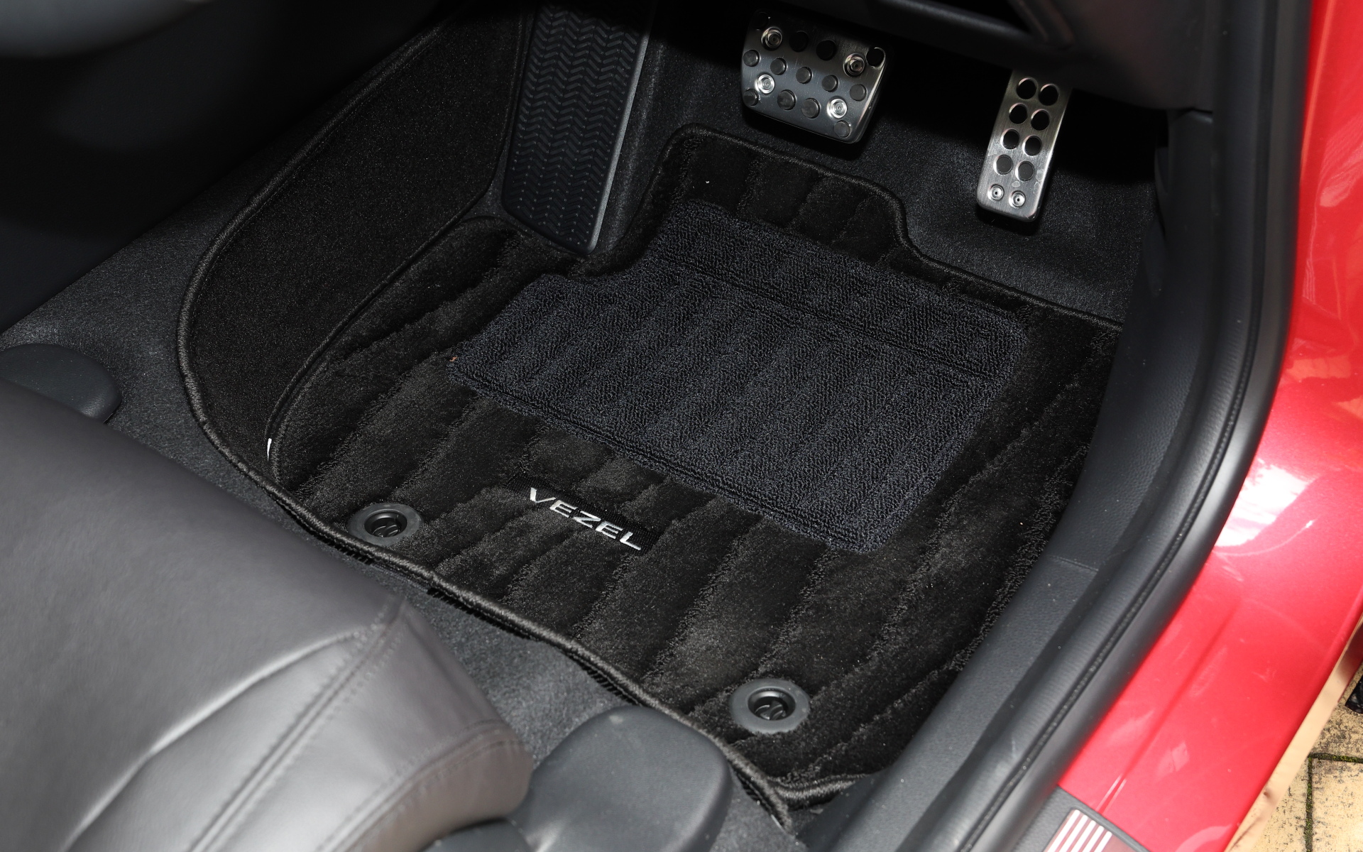 フロアカーペットマット（プレミアムタイプ）価格4万5100円。スポーツペダル（アルミ製）価格1万3200円