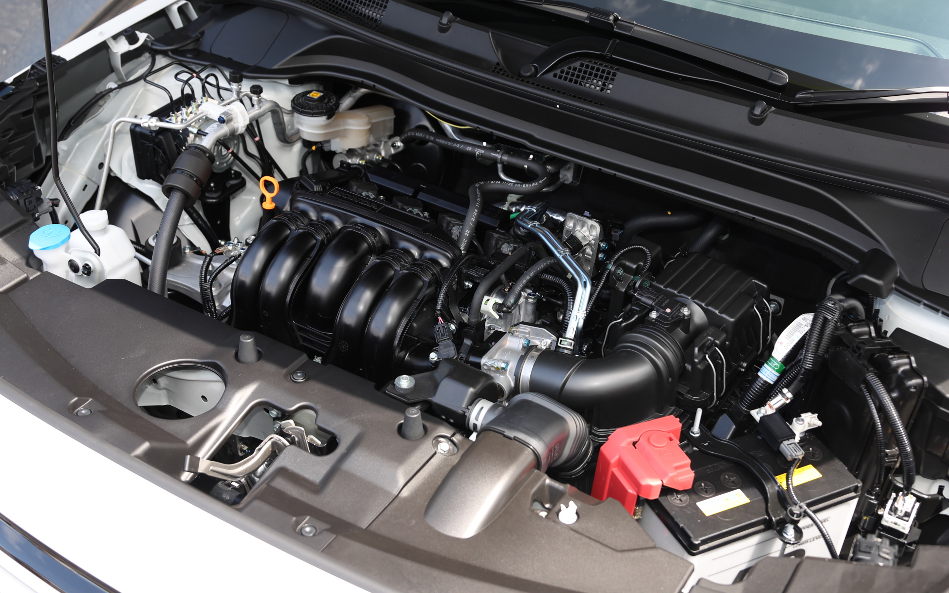 ガソリンモデルはGグレードの4WDのみ。エンジンは、直列4気筒DOHC 1.5リッターi-VTEC（最高出力87kW[118PS]/6600rpm、最大トルク127Nm/4500-5000rpm）を搭載する