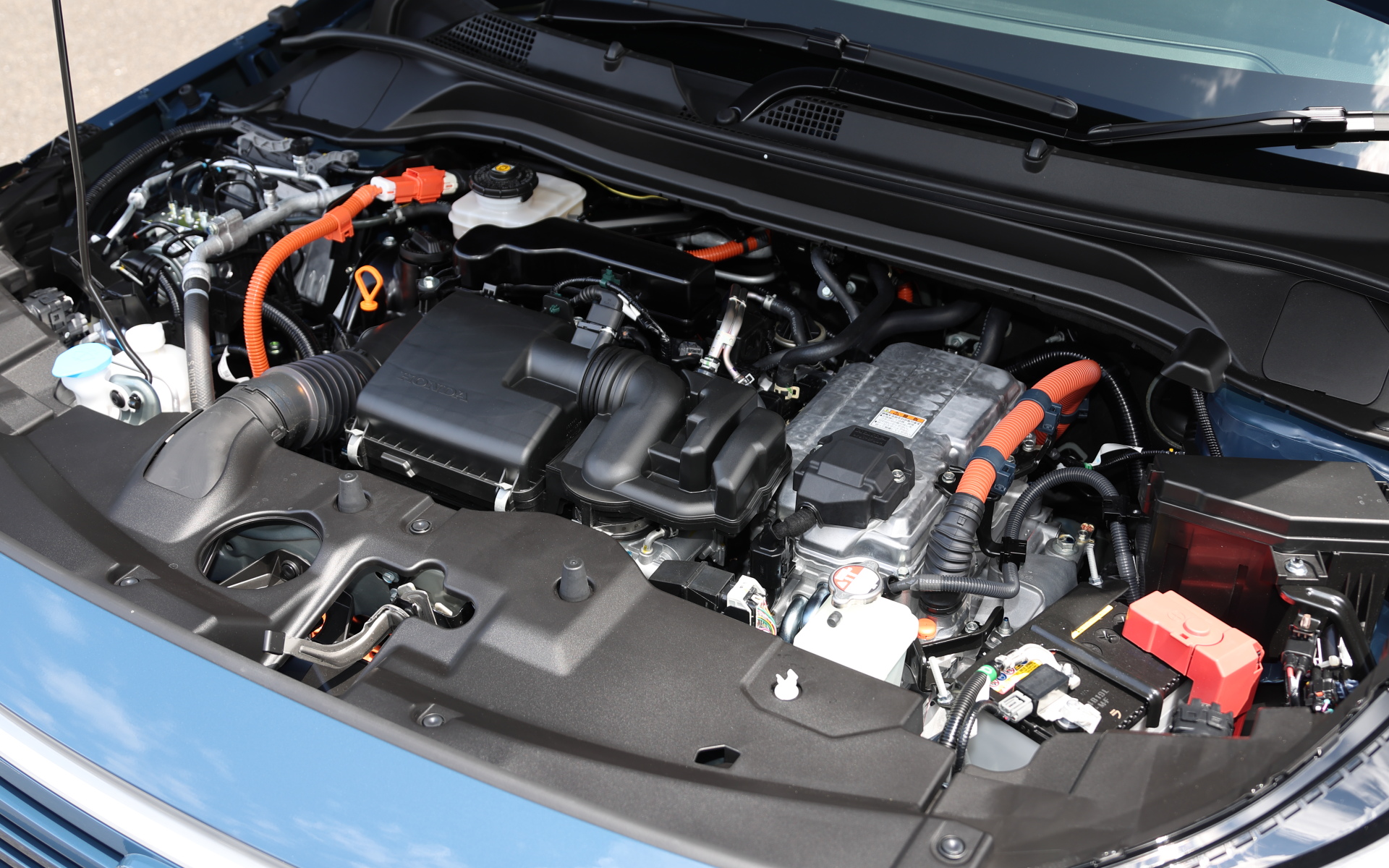 e：HEVモデルは、直列4気筒DOHC 1.5リッターi-VTEC（最高出力78kW[106PS]/6000-6400rpm、最大トルク127Nm/4500-5000rpm）と、最高出力96kW（131PS）/4000-8000rpm、最大トルク253Nm/0-3500rpmのモーターを搭載