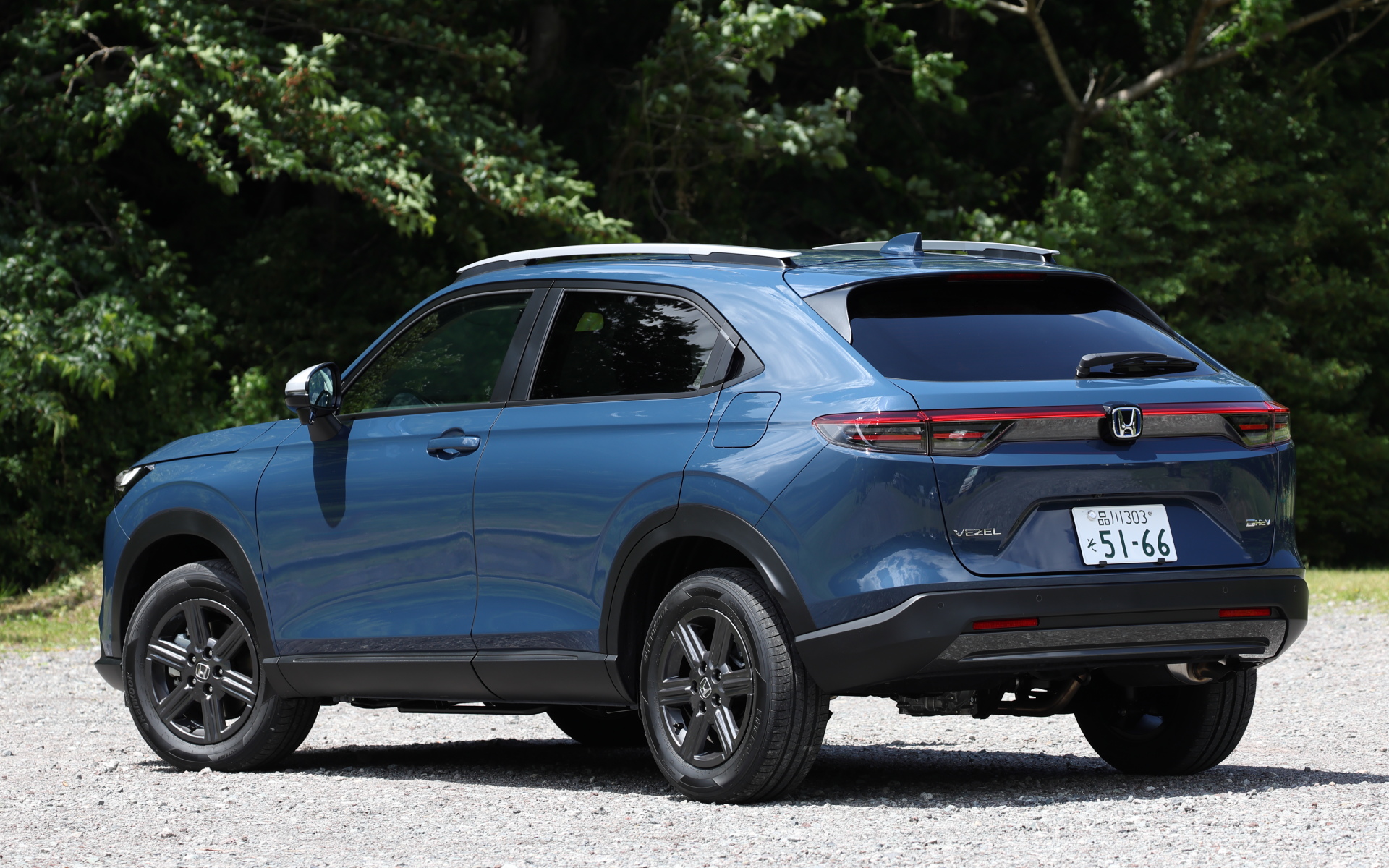 ボディサイズは4340×1790×1580mm（全長×全幅×全高。e：HEV Zのみ全高1590mm）、ホイールベースが2610mm。旧モデルよりも10mm全長が伸びている。写真は新設定のe：HEV Xにアウトドアテイストを追加した「HuNT（ハント）パッケージ」