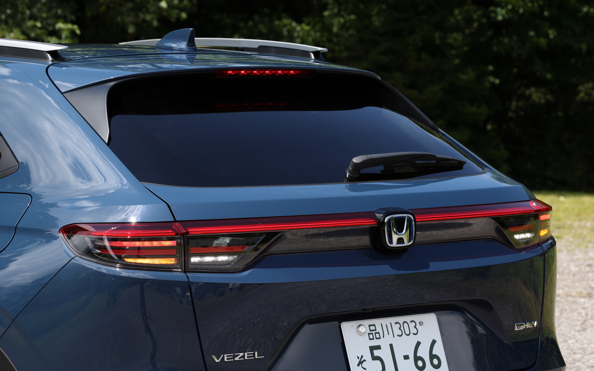 リアコンビネーションランプは、オールLED化するとともに水平基調の2段グラフィックに統一している