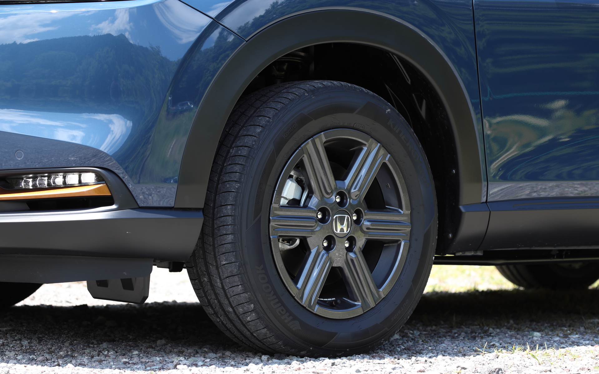 e：HEV X ハントパッケージ専用のシャークグレーメタリック塗装の16インチアルミホイール。タイヤはハンコックの「Kinergy eco2」でサイズは215/60R16