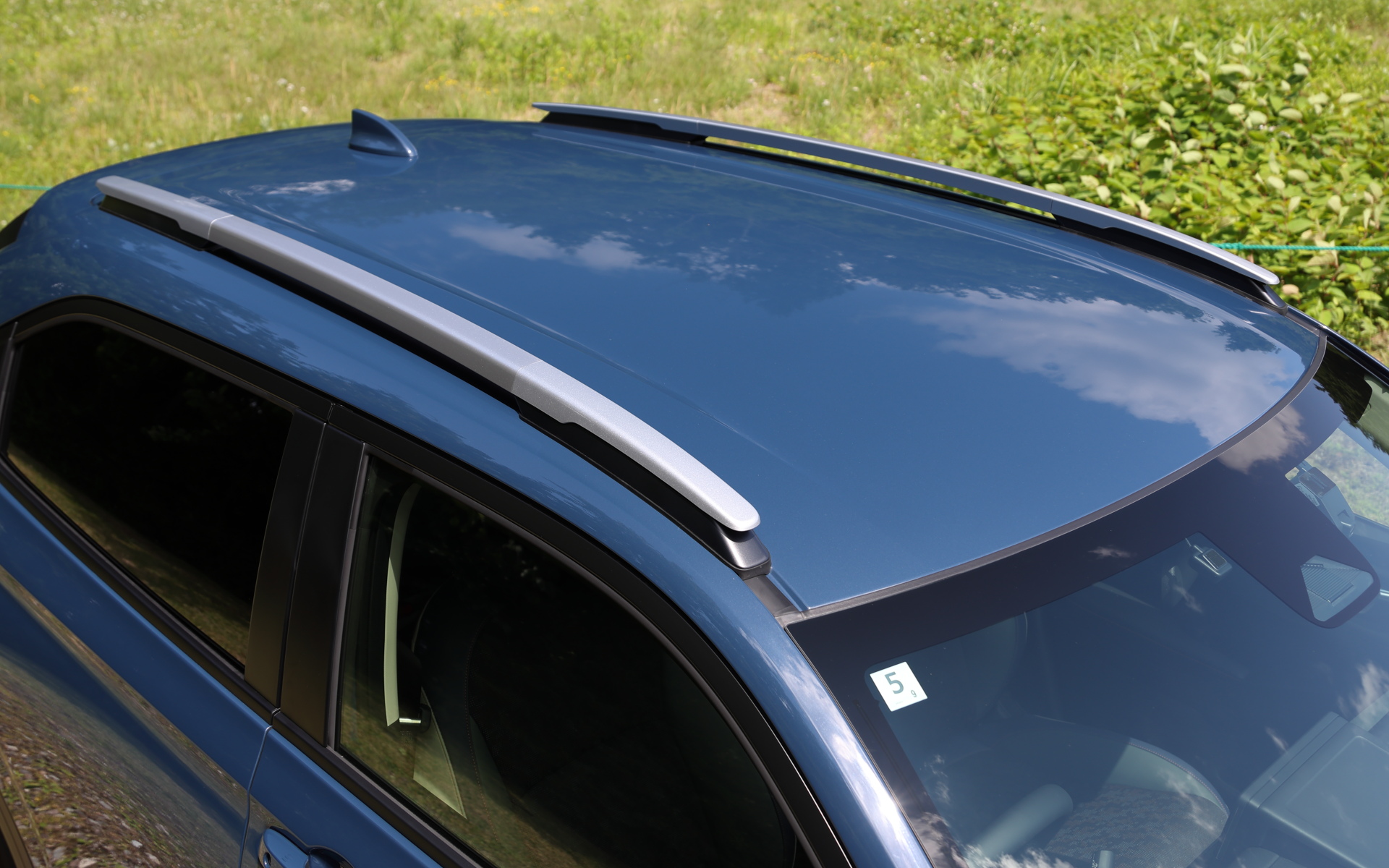 専用装備のルーフレールは飾りではなくルーフキャリアの装着も可能