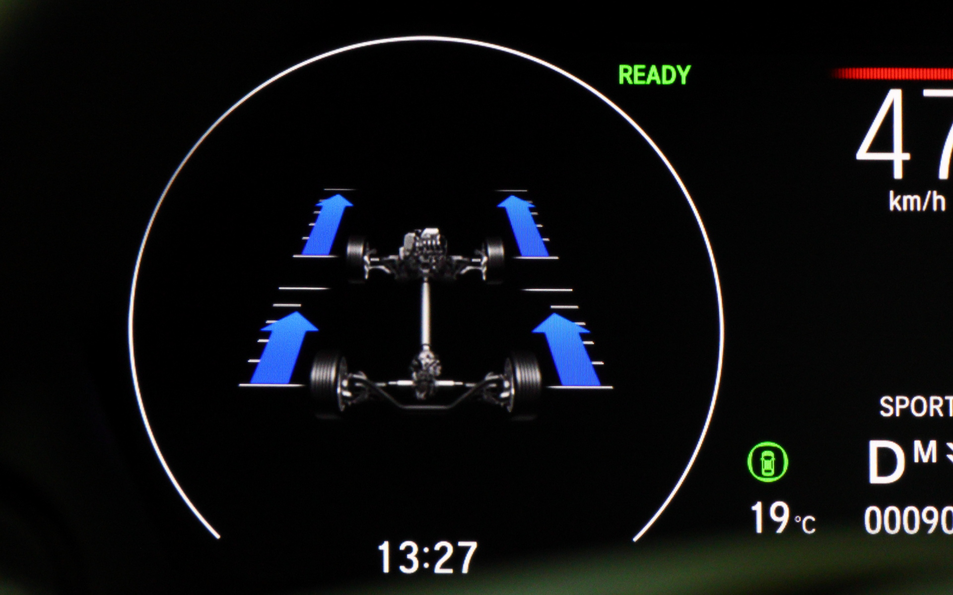 4WDモデルは各タイヤへのトルク配分もメーターで視認できる