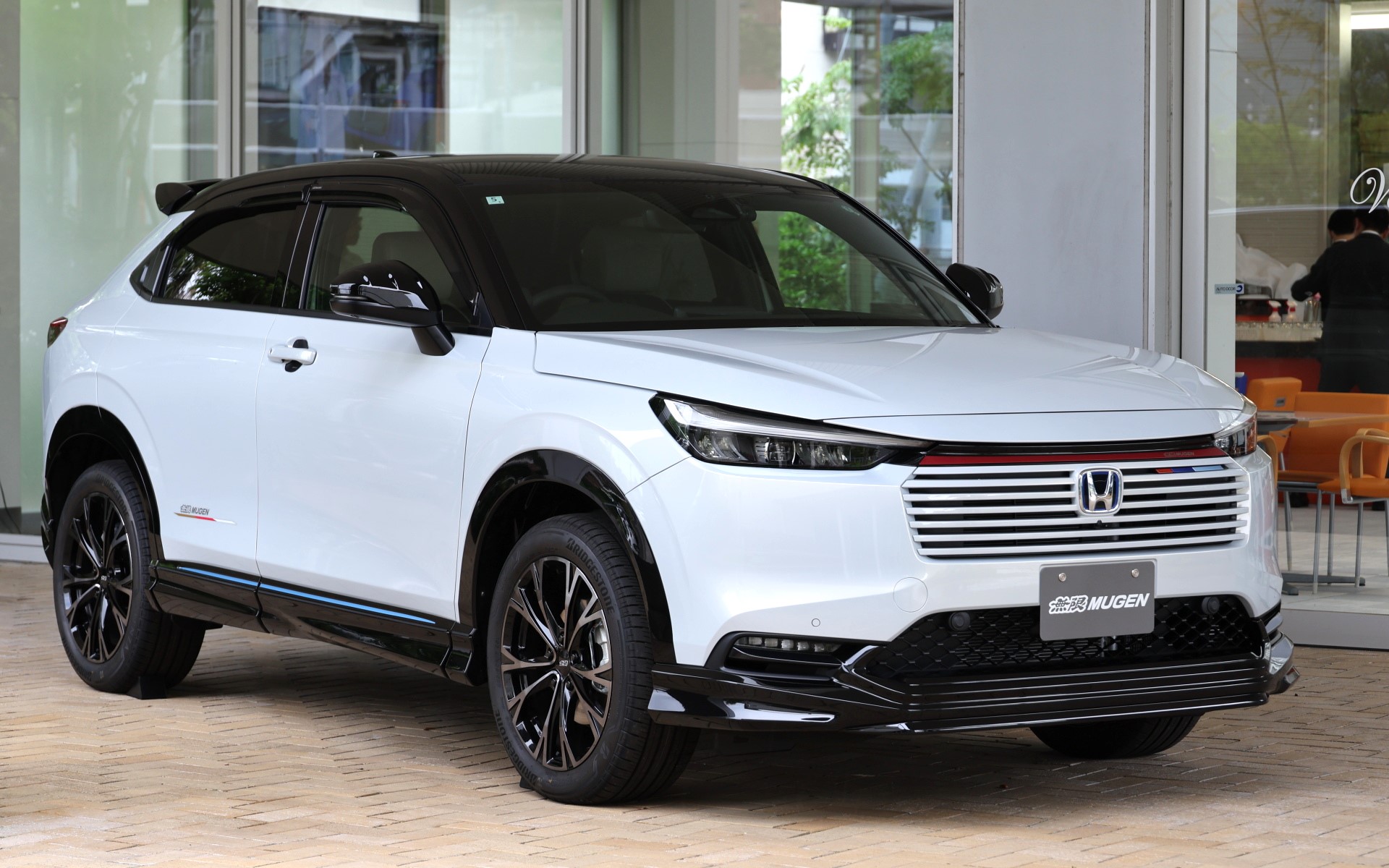 新型「ヴェゼル」無限パーツ装着車。サイドガーニッシュ、価格11万円（塗装済）、9万9000円（未塗装）