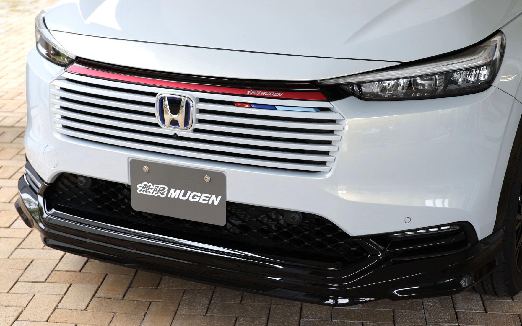 フロントアンダースポイラー、価格8万8000円（塗装済）、7万7000円（未塗装）