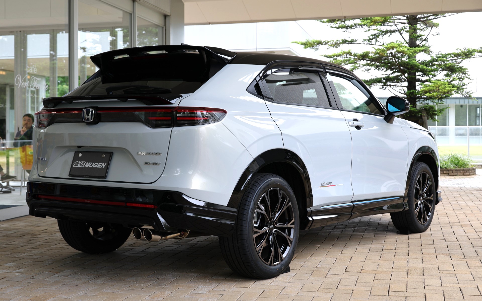 リアアンダースポイラー、価格7万7000円（塗装済）、6万6000円（未塗装）。テールゲートスポイラー、価格11万円（塗装済）、10万4500円（未塗装）。ウイングスポイラー価格11万円（塗装済）、10万4500円（未塗装）