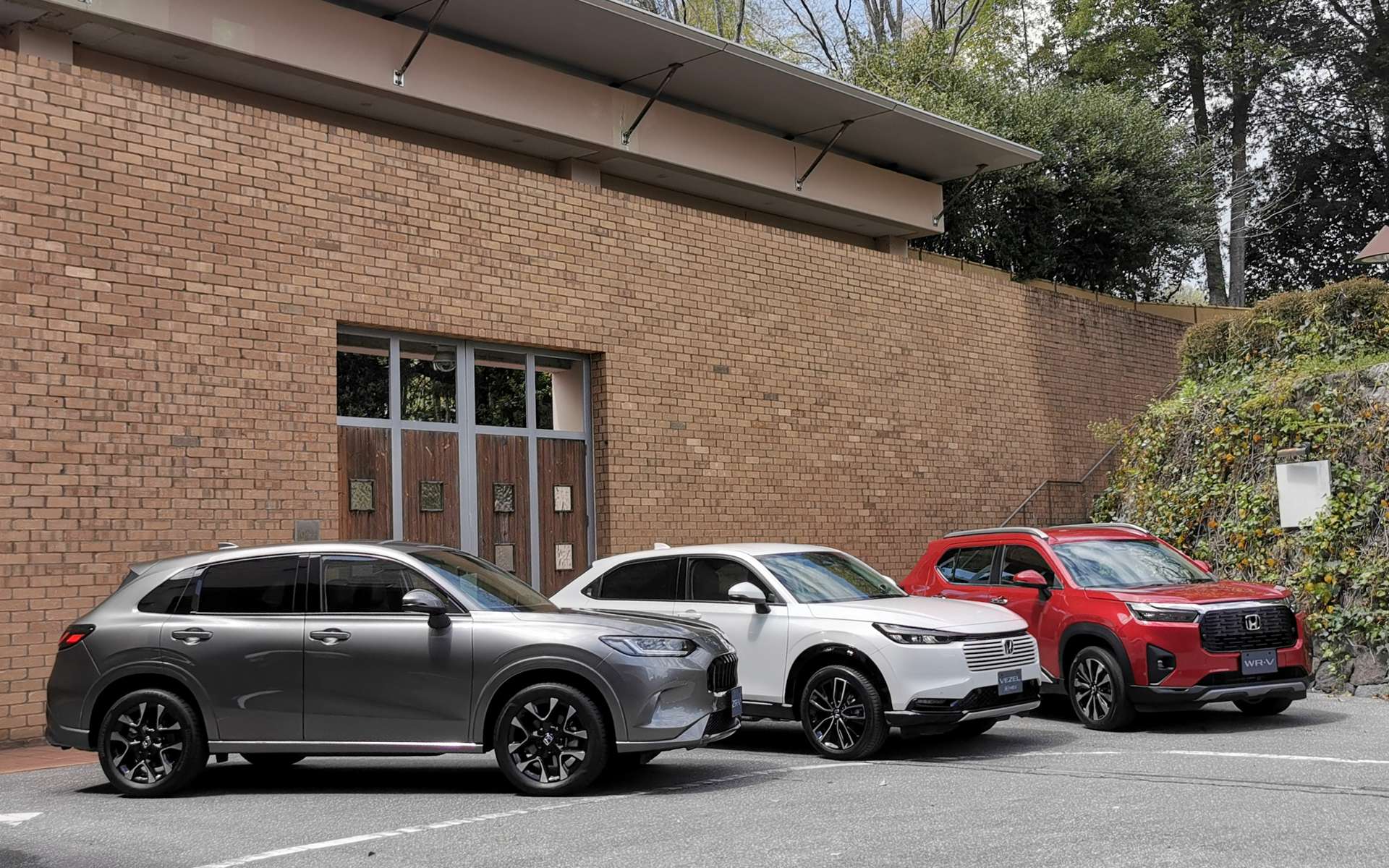 ホンダのSUV3兄弟。手前から「ZR-V」「ヴェゼル」「WR-V」