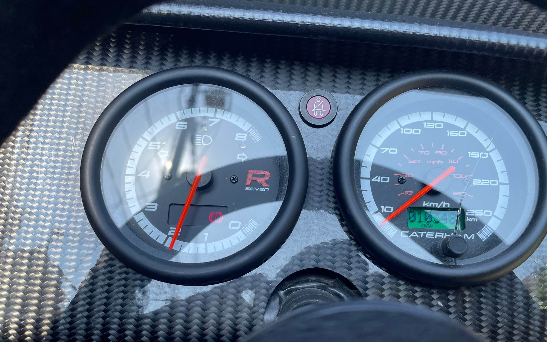 メーターも必要最低限でシンプル